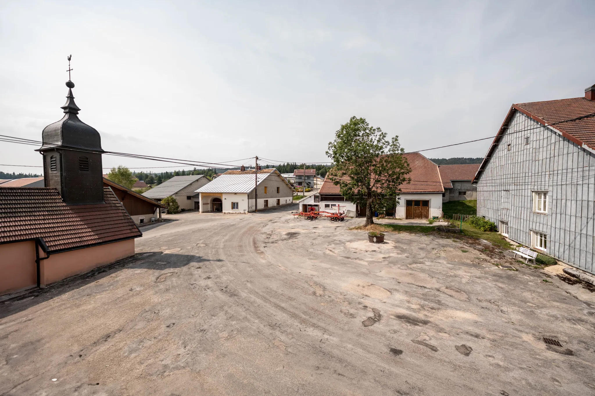 Maison ancienne avec appartement et potentiel à Le Crouzet, proche Mouthe et Suisse 