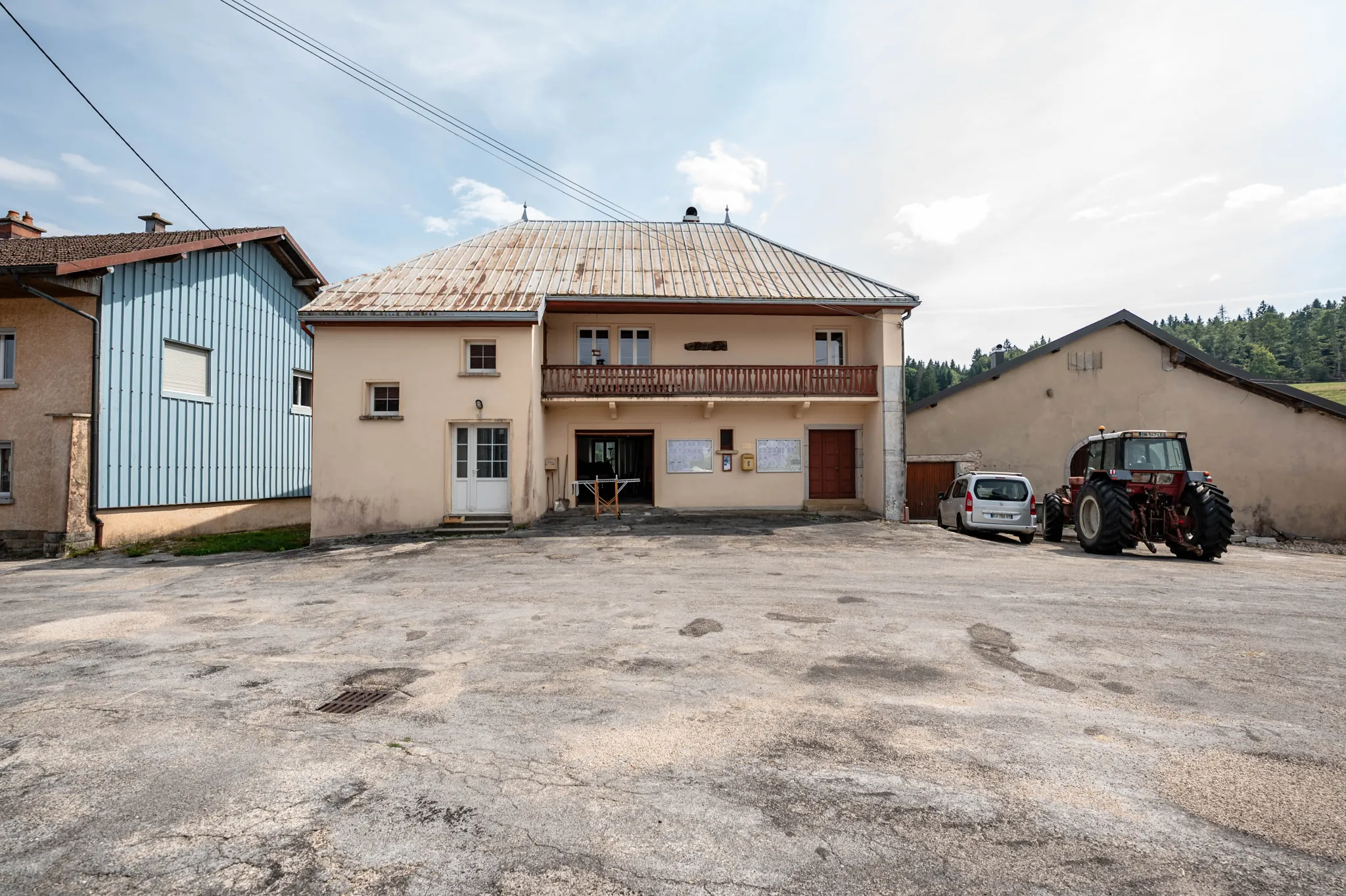 Maison ancienne avec appartement et potentiel à Le Crouzet, proche Mouthe et Suisse