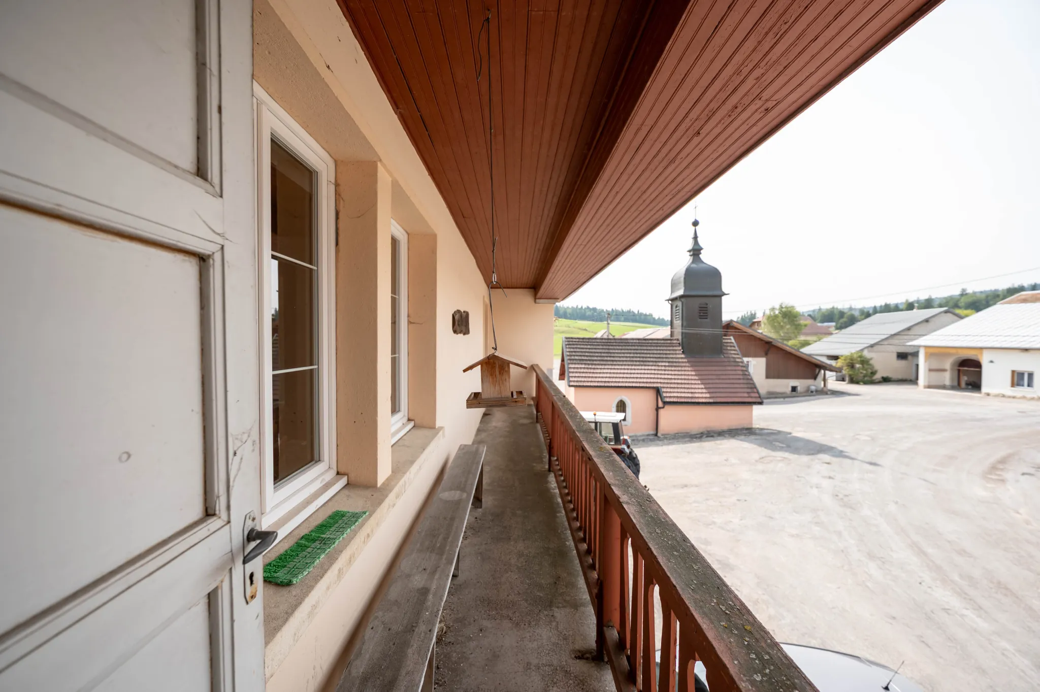 Maison ancienne avec appartement et potentiel à Le Crouzet, proche Mouthe et Suisse 