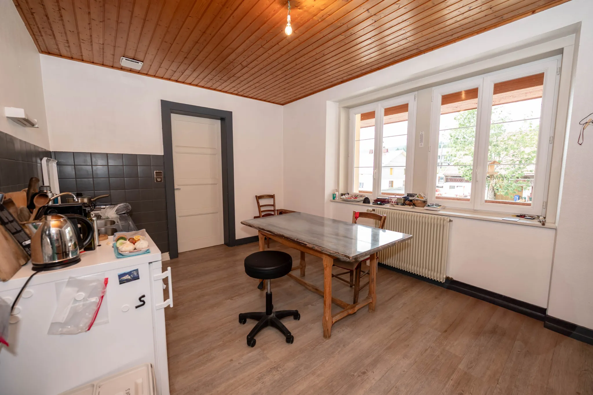 Maison ancienne avec appartement et potentiel à Le Crouzet, proche Mouthe et Suisse 