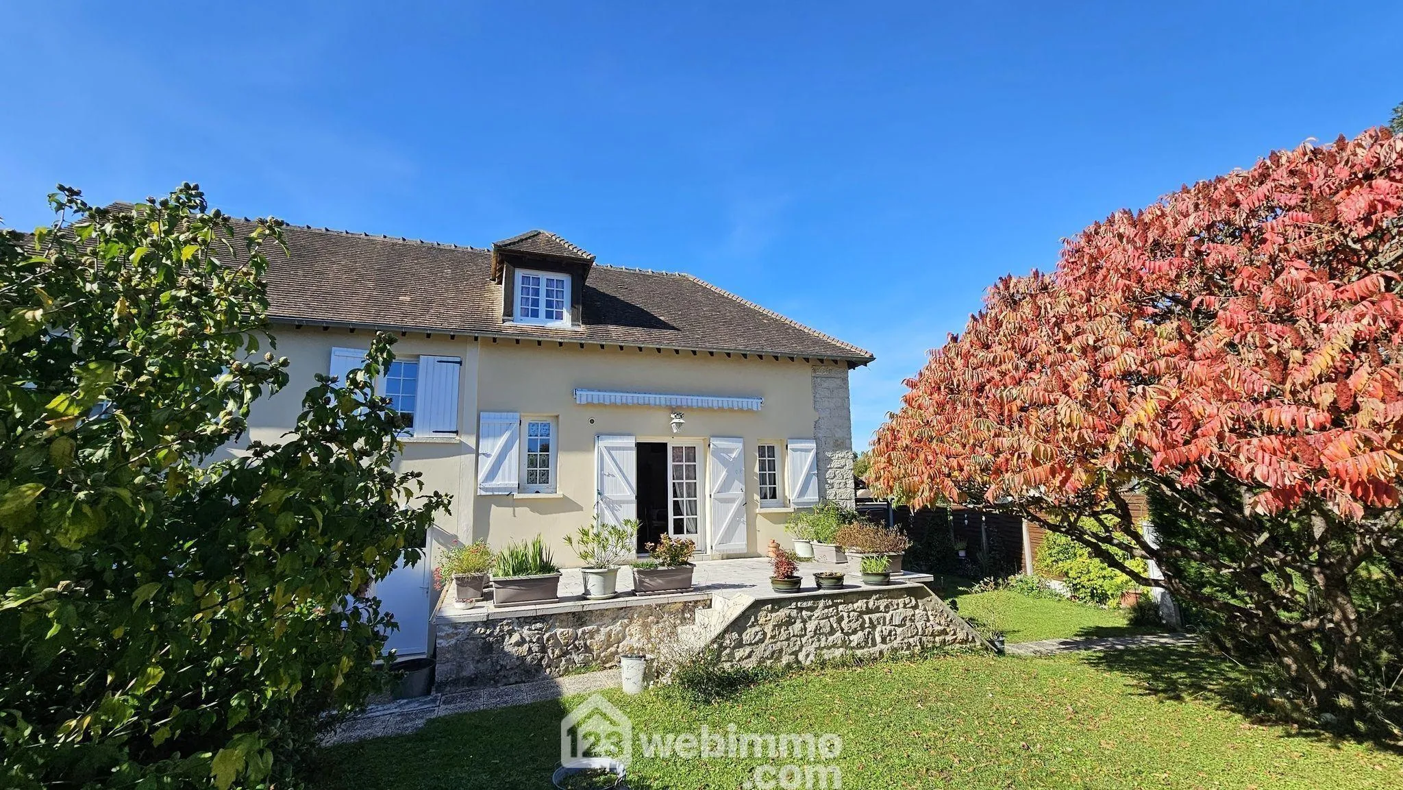Maison en pierre de 101 m² à Nanteau-sur-Lunain avec terrasse et terrain arboré