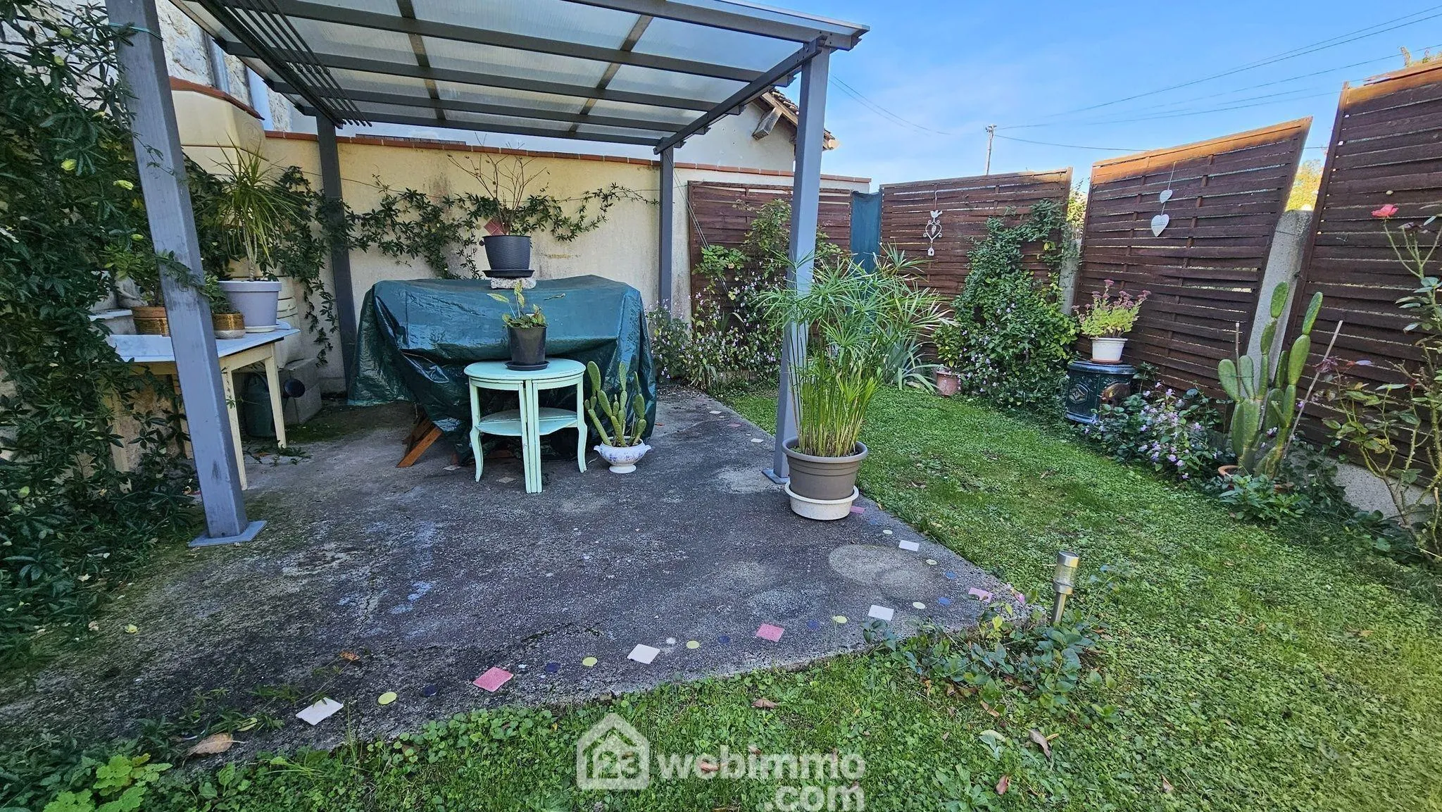 Maison en pierre de 101 m² à Nanteau-sur-Lunain avec terrasse et terrain arboré 