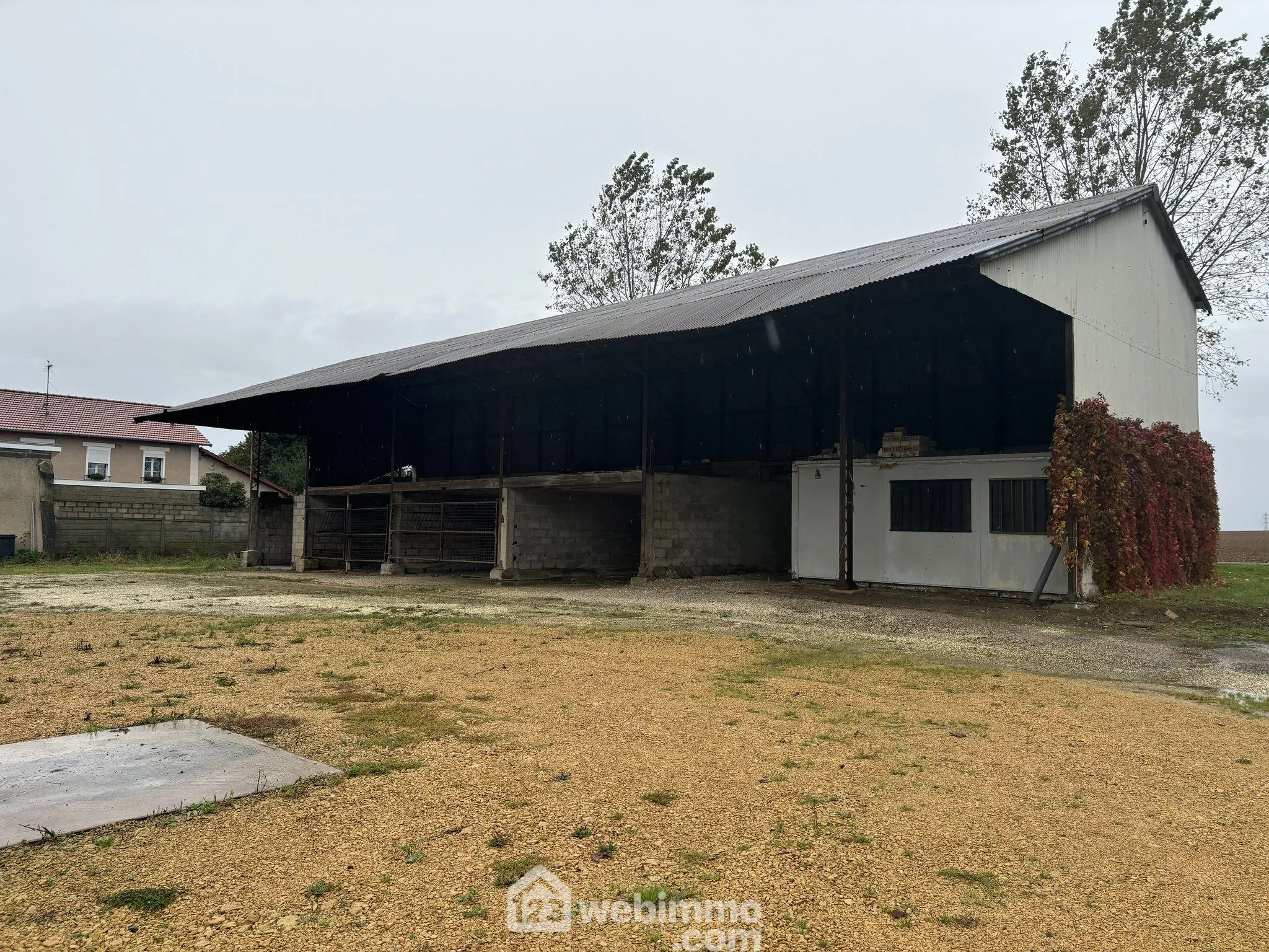 Corps de ferme avec maison, grange et terrain à Étain - 165 m² 