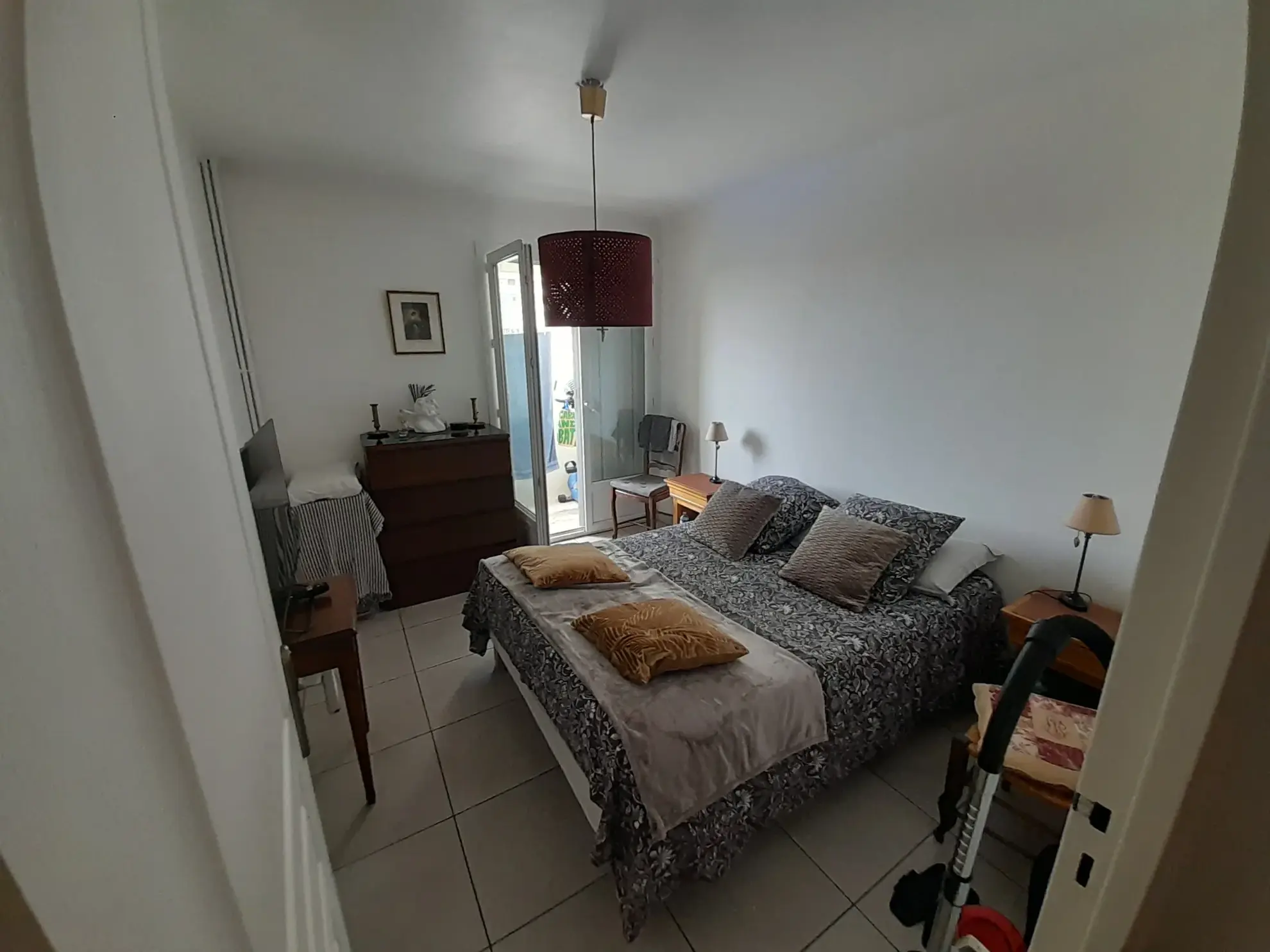 Appartement F3 à Toulon Port-Marchand, 53 m² loué avec cave, rendement 5,7% 