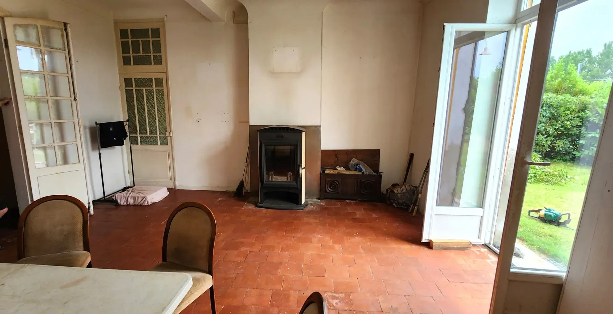 Maison en pierre à rénover avec potentiel à Aiguillon, proche Marmande 