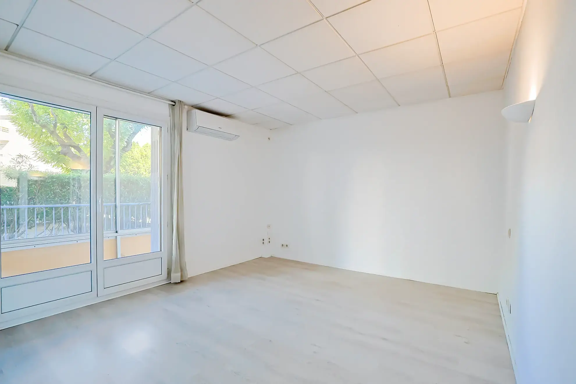 Appartement T2 avec grande terrasse et cave à Six Fours les Plages 