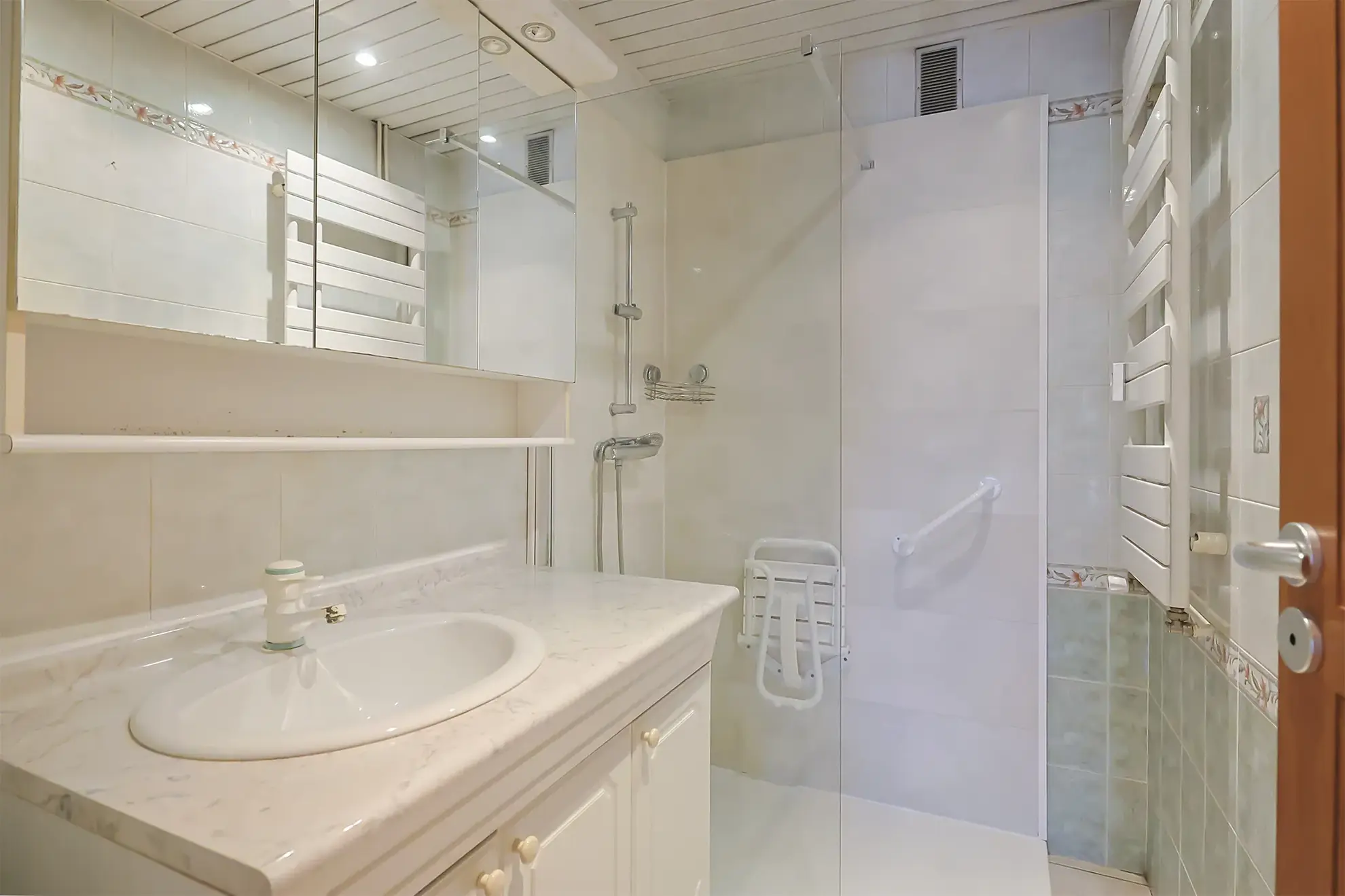 Appartement T2 avec grande terrasse et cave à Six Fours les Plages 