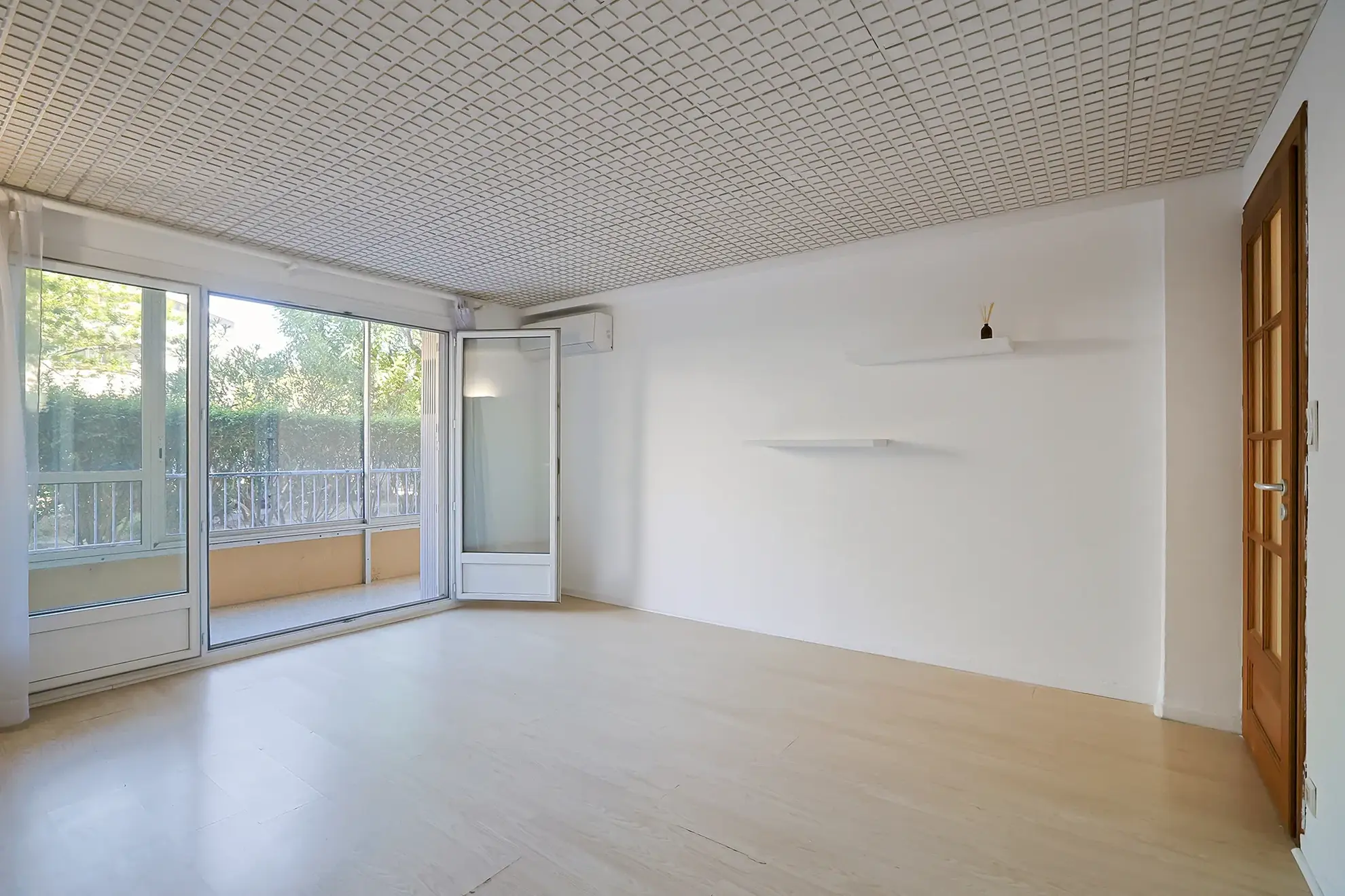 Appartement T2 avec grande terrasse et cave à Six Fours les Plages 