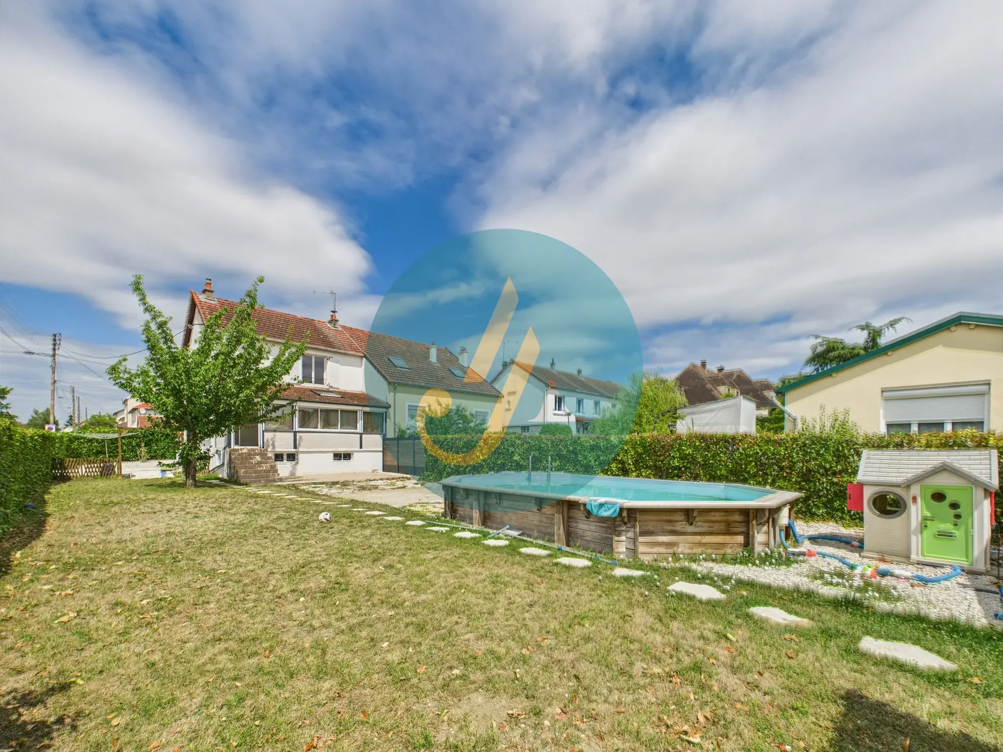 Belle maison familiale avec piscine et sous-sol complet à Nevers 