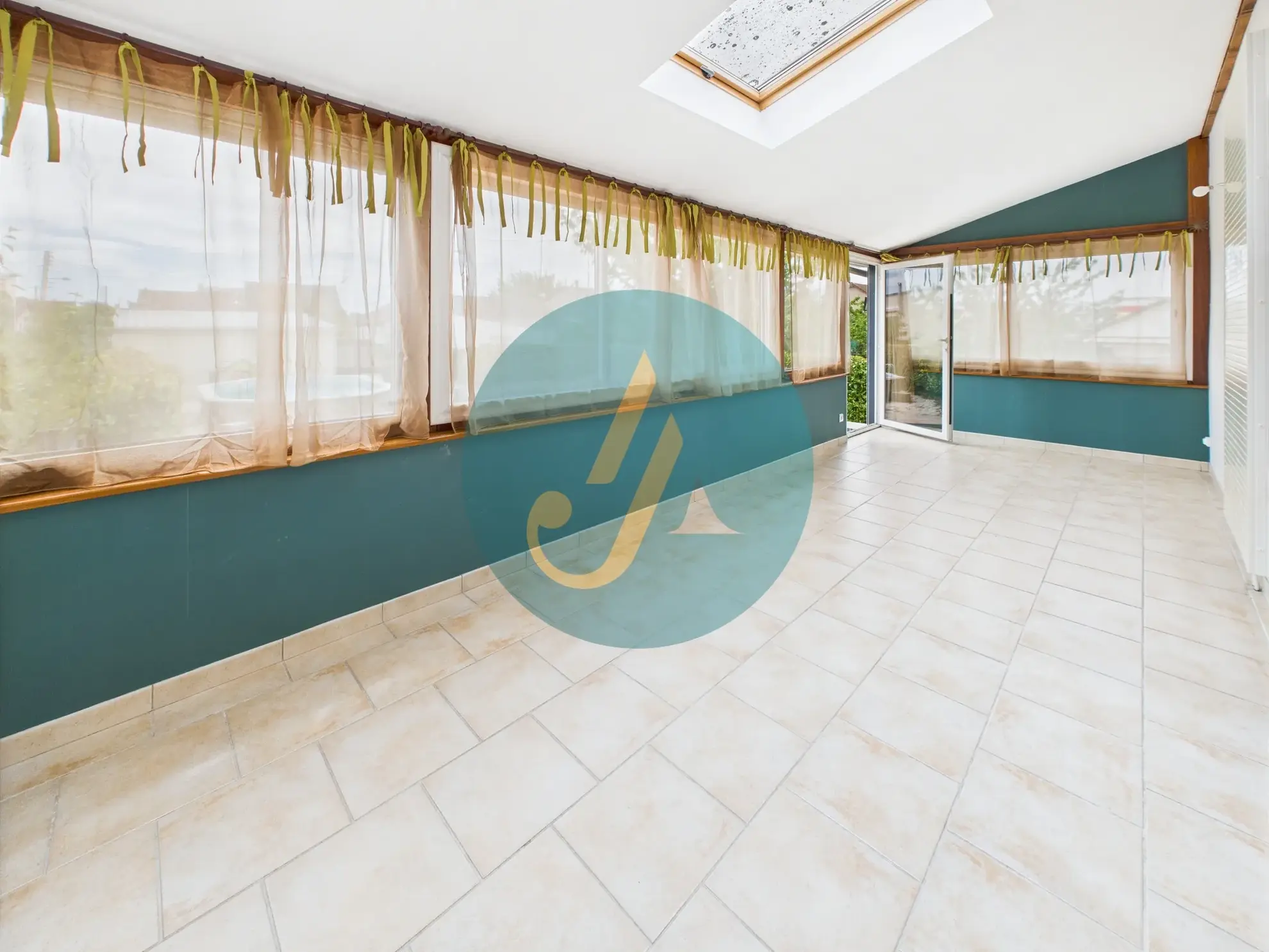 Belle maison familiale avec piscine et sous-sol complet à Nevers 