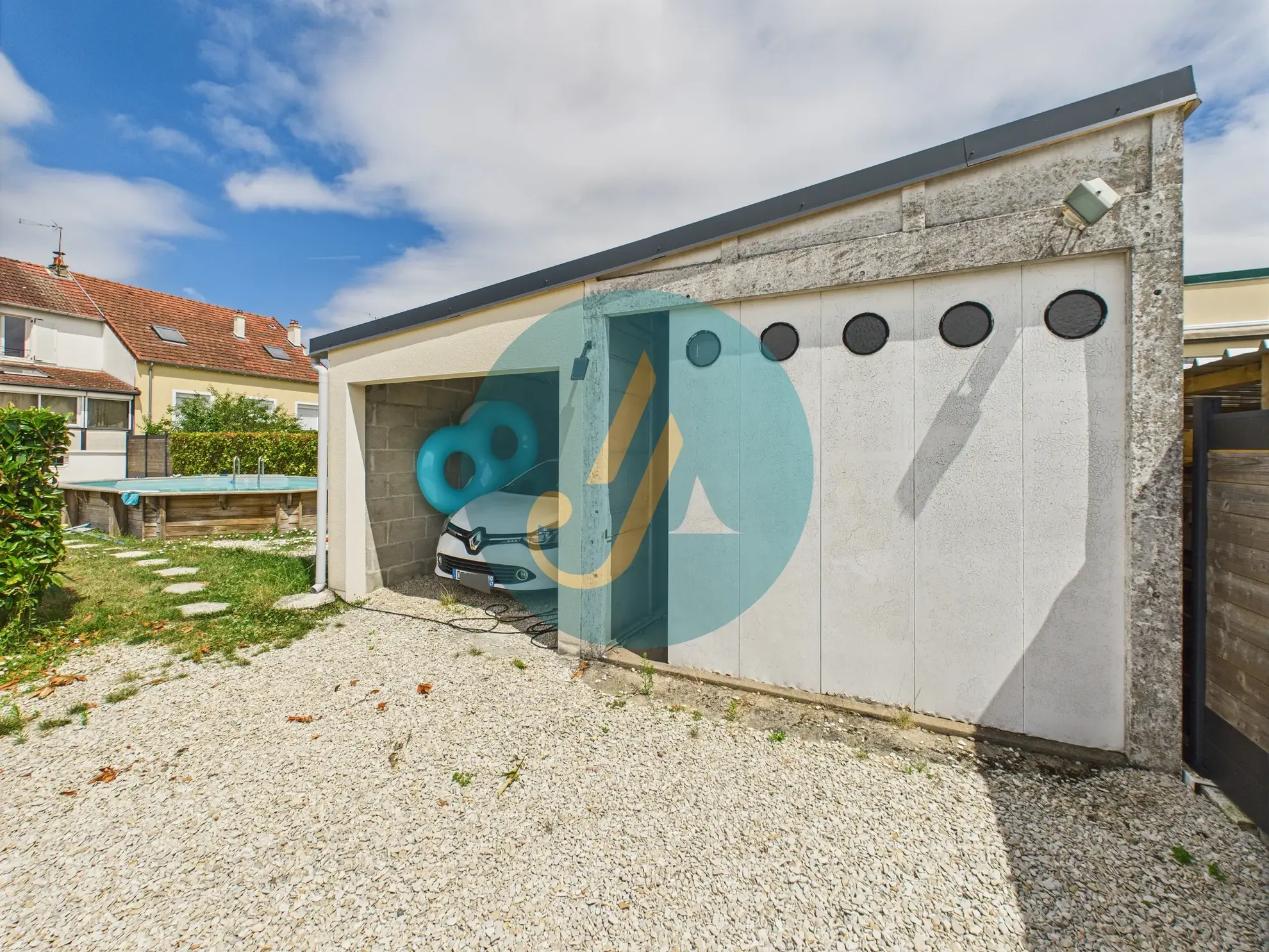Belle maison familiale avec piscine et sous-sol complet à Nevers 