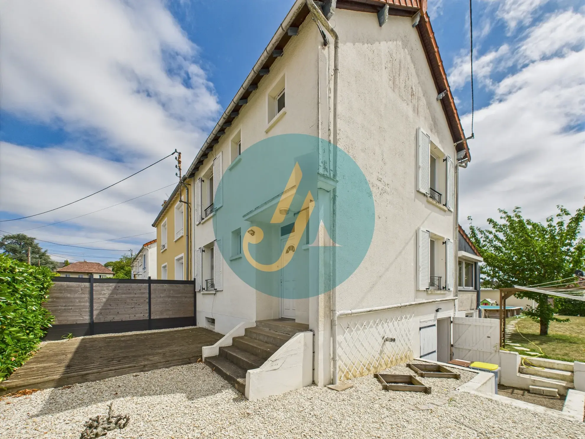 Belle maison familiale avec piscine et sous-sol complet à Nevers 