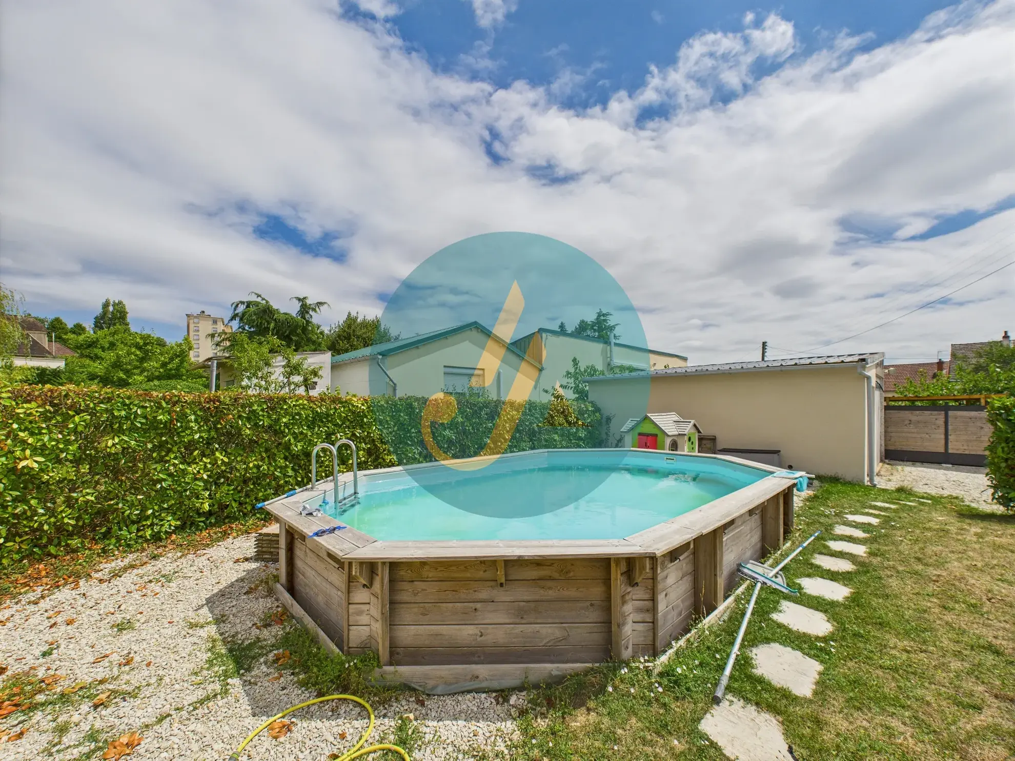 Belle maison familiale avec piscine et sous-sol complet à Nevers 