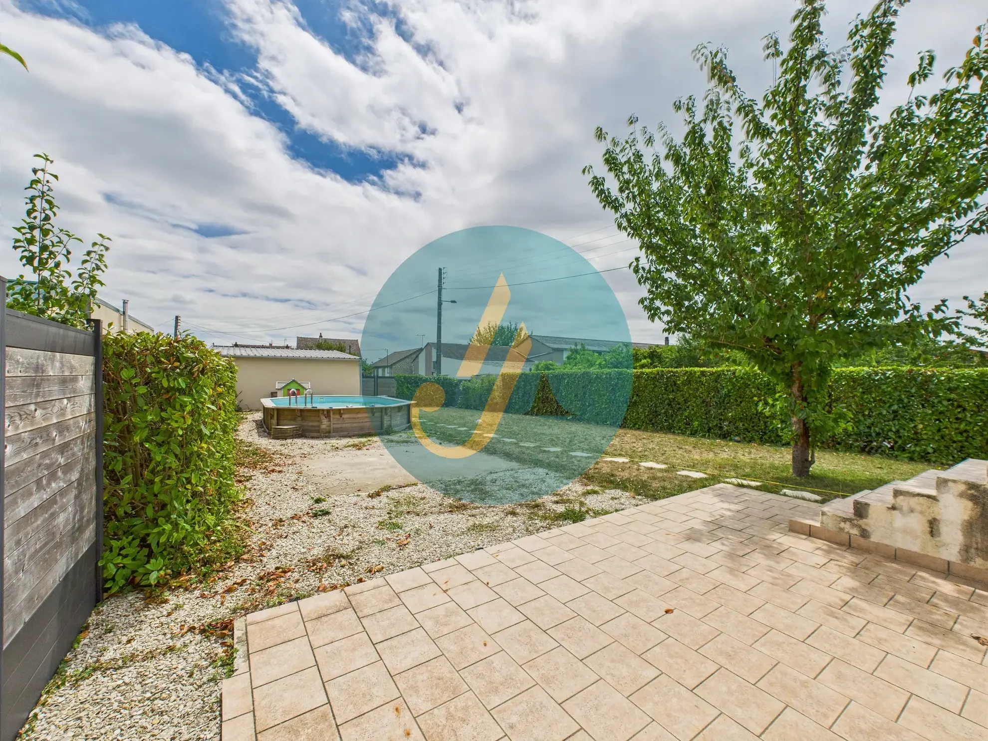 Belle maison familiale avec piscine et sous-sol complet à Nevers 