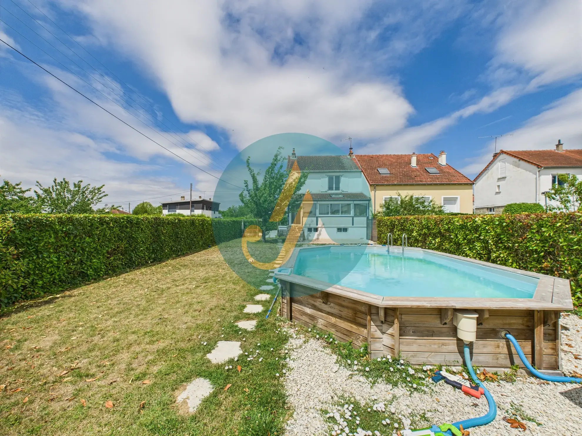 Belle maison familiale avec piscine et sous-sol complet à Nevers 
