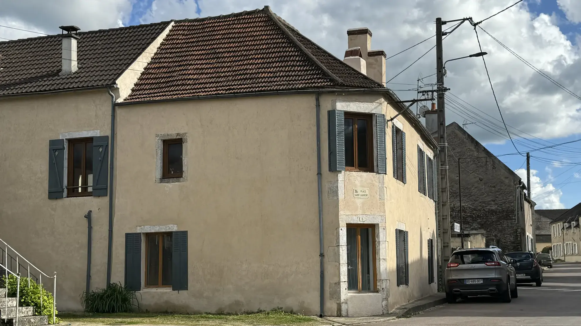 Maison rénovée de 152 m2 à Montillot à vendre pour 50 000 € 