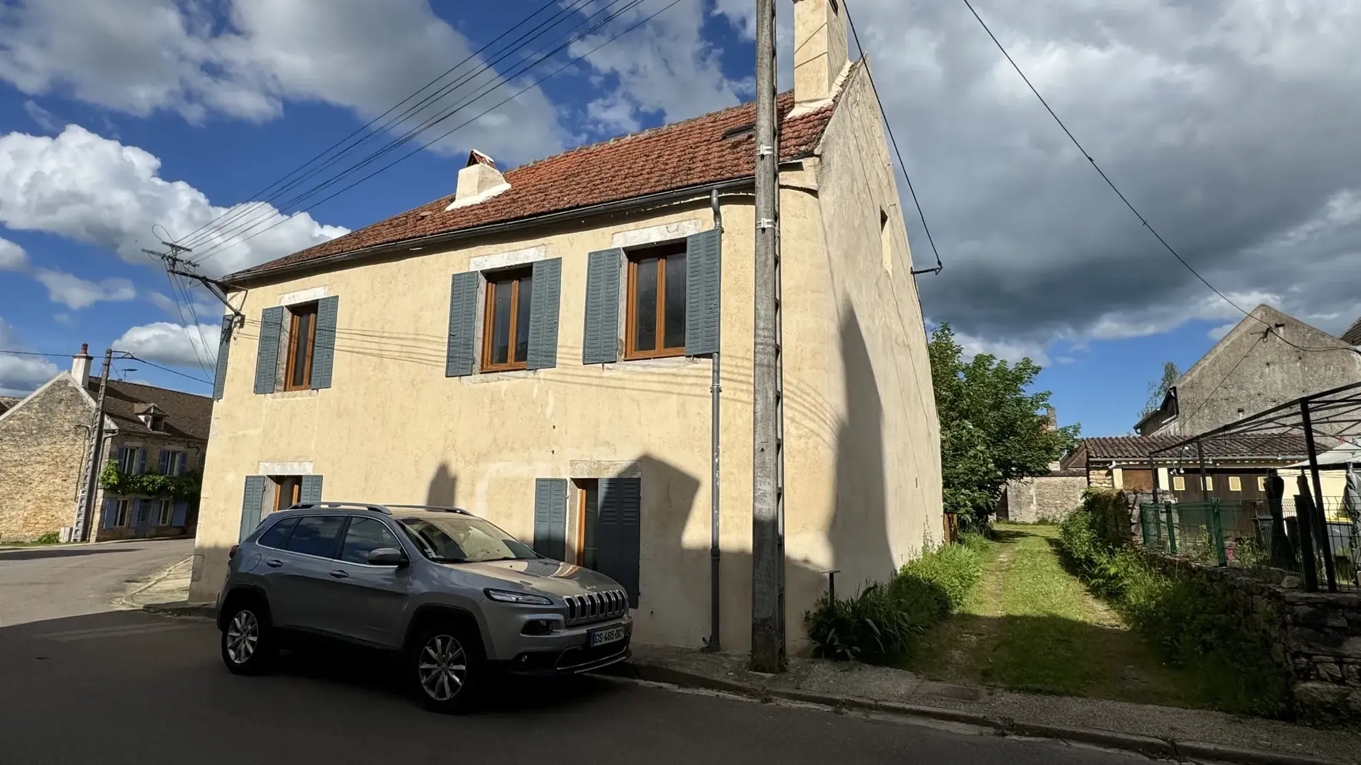 Maison rénovée de 152 m2 à Montillot à vendre pour 50 000 € 