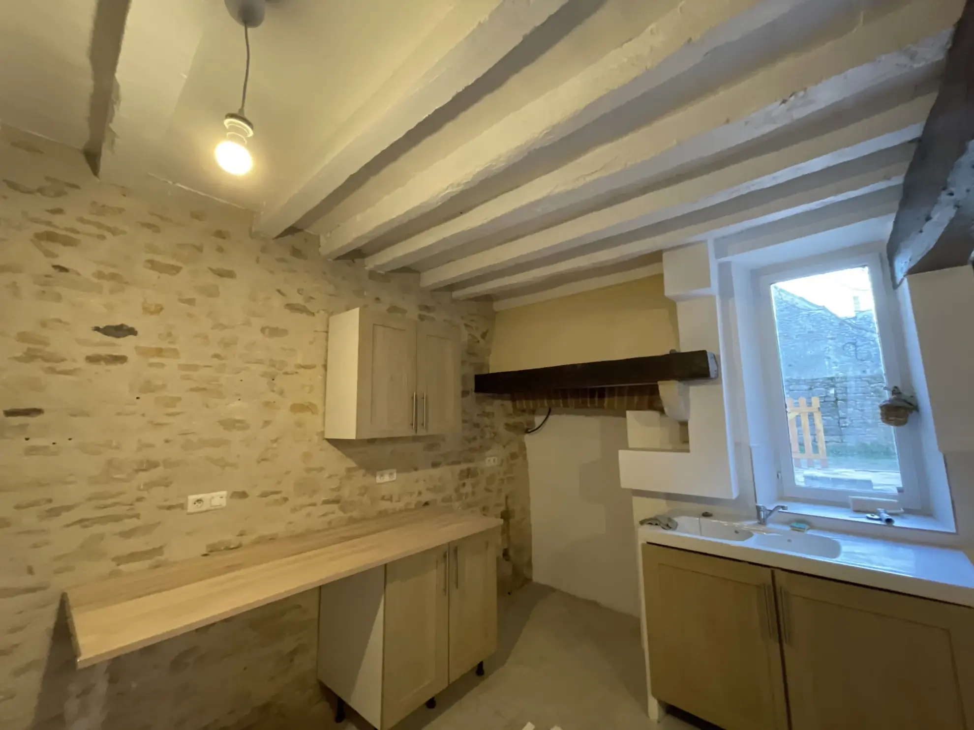 Maison rénovée de 152 m2 à Montillot à vendre pour 50 000 € 