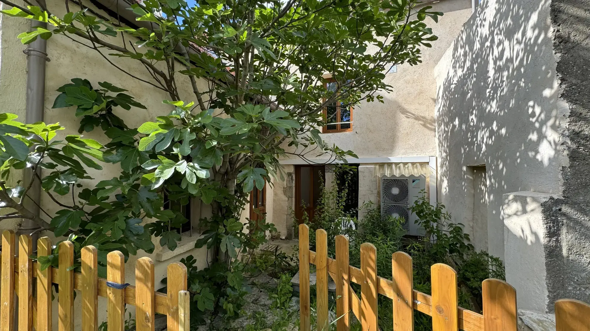 Maison rénovée de 152 m2 à Montillot à vendre pour 50 000 € 