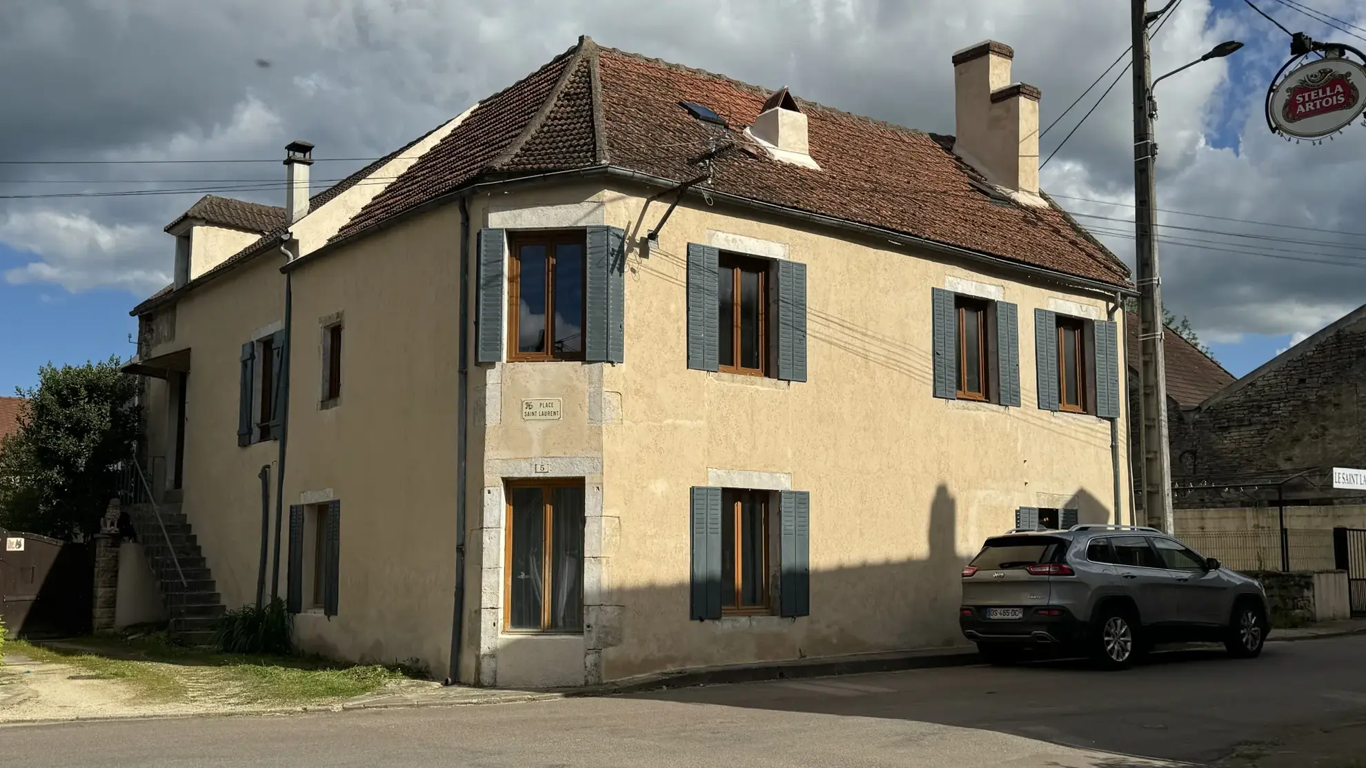 Maison rénovée de 152 m2 à Montillot à vendre pour 50 000 €