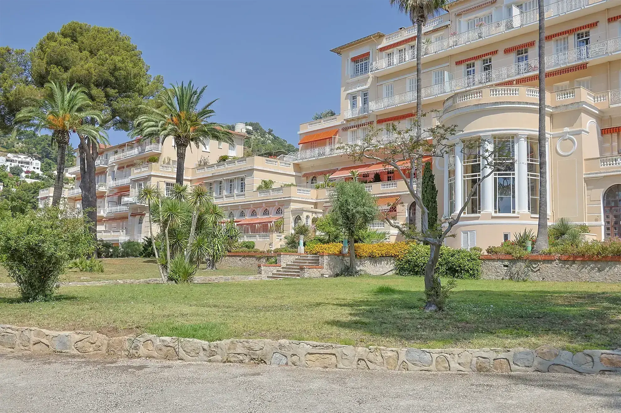 Appartement studio de 17,54 m² avec mezzanine à Hyères, Résidence sécurisée avec piscine 