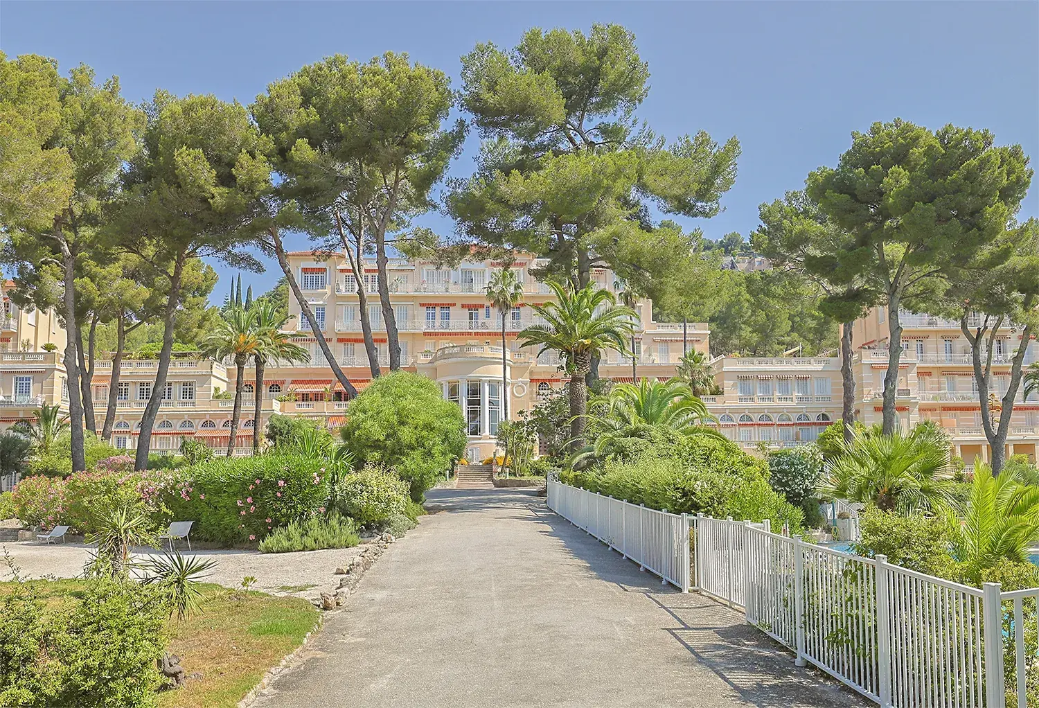 Appartement studio de 17,54 m² avec mezzanine à Hyères, Résidence sécurisée avec piscine 