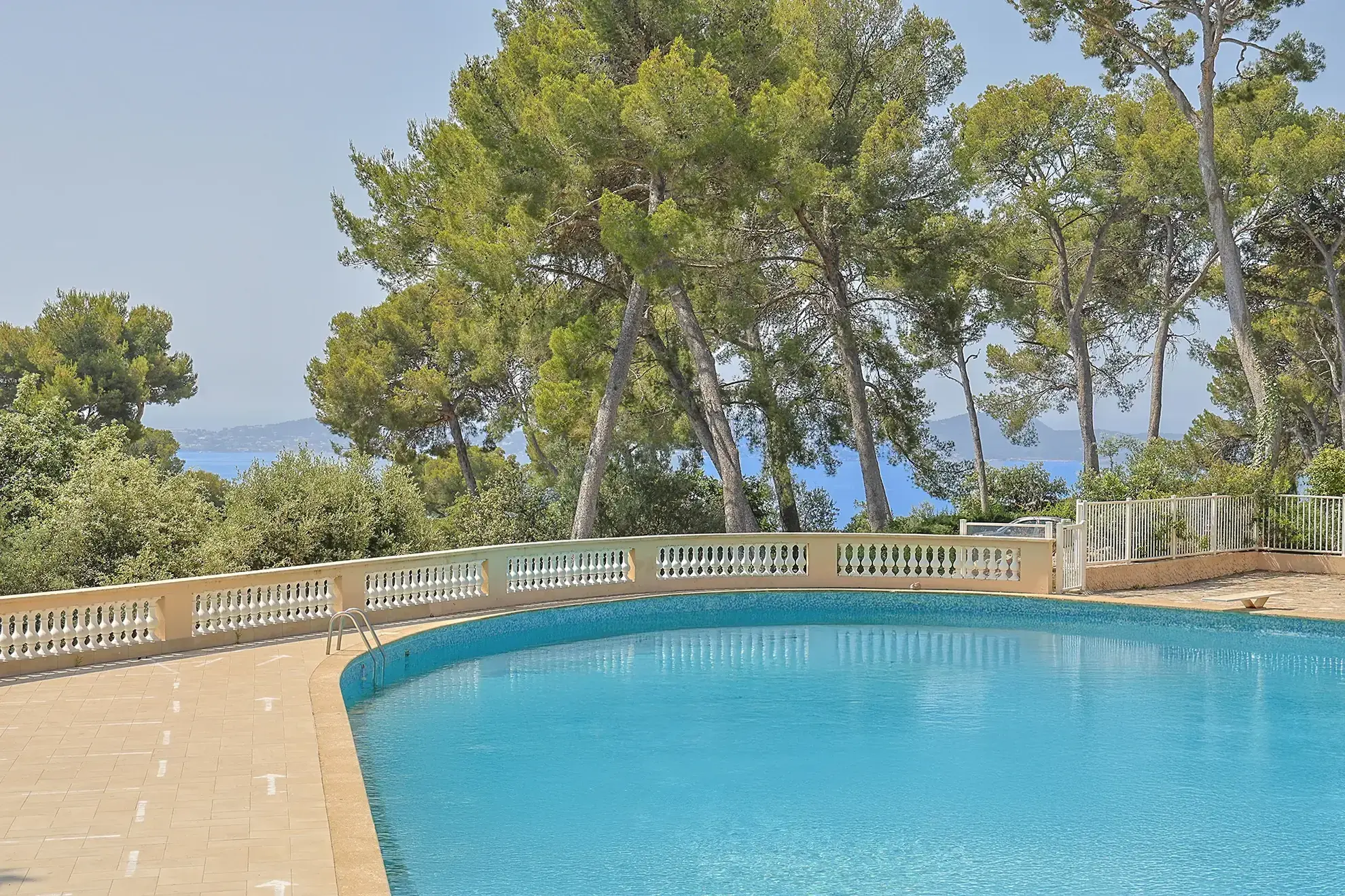 Appartement studio de 17,54 m² avec mezzanine à Hyères, Résidence sécurisée avec piscine 
