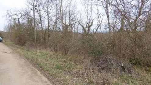 Terrain agricole en vente aux enchères à Talant, 15986 m² pour 2000 €