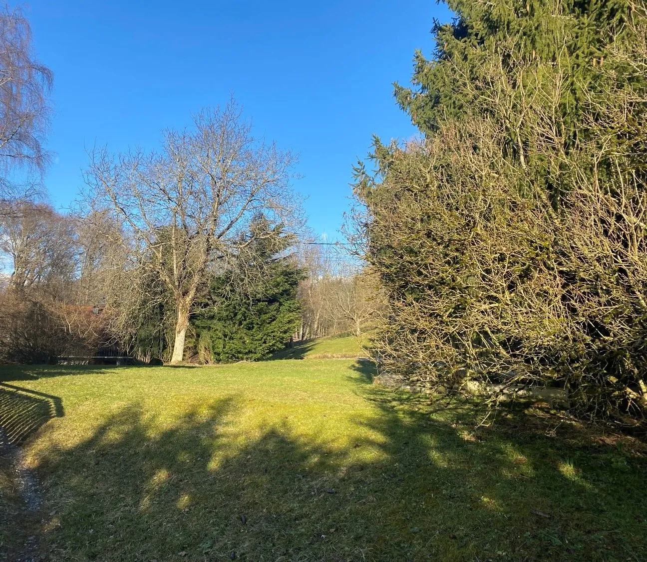 Terrain à bâtir de 700 m² à Châtillon-sur-Cluses – Calme et exposé sud-ouest 