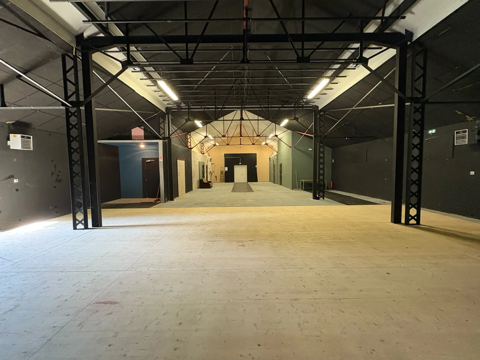 Grand hangar de 330 m² avec terrain à Terrasson Lavilledieu - Opportunité à saisir 