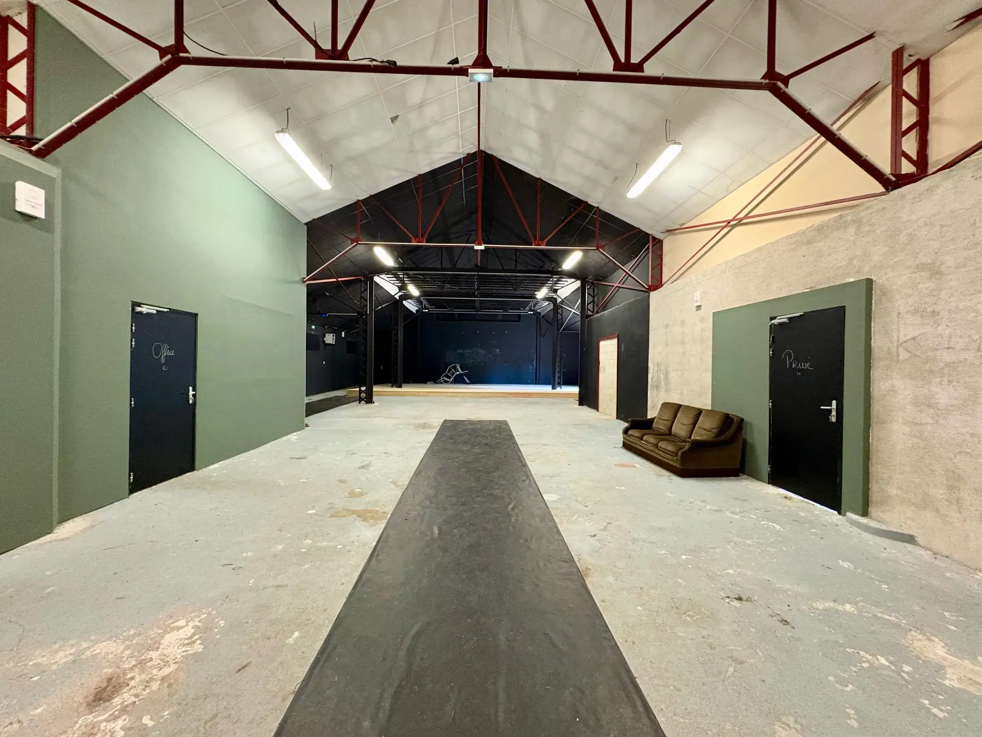 Grand hangar de 330 m² avec terrain à Terrasson Lavilledieu - Opportunité à saisir