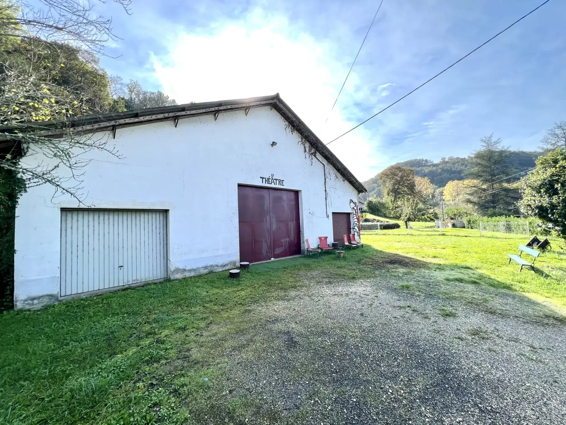 Grand hangar de 330 m² avec terrain à Terrasson Lavilledieu - Opportunité à saisir 