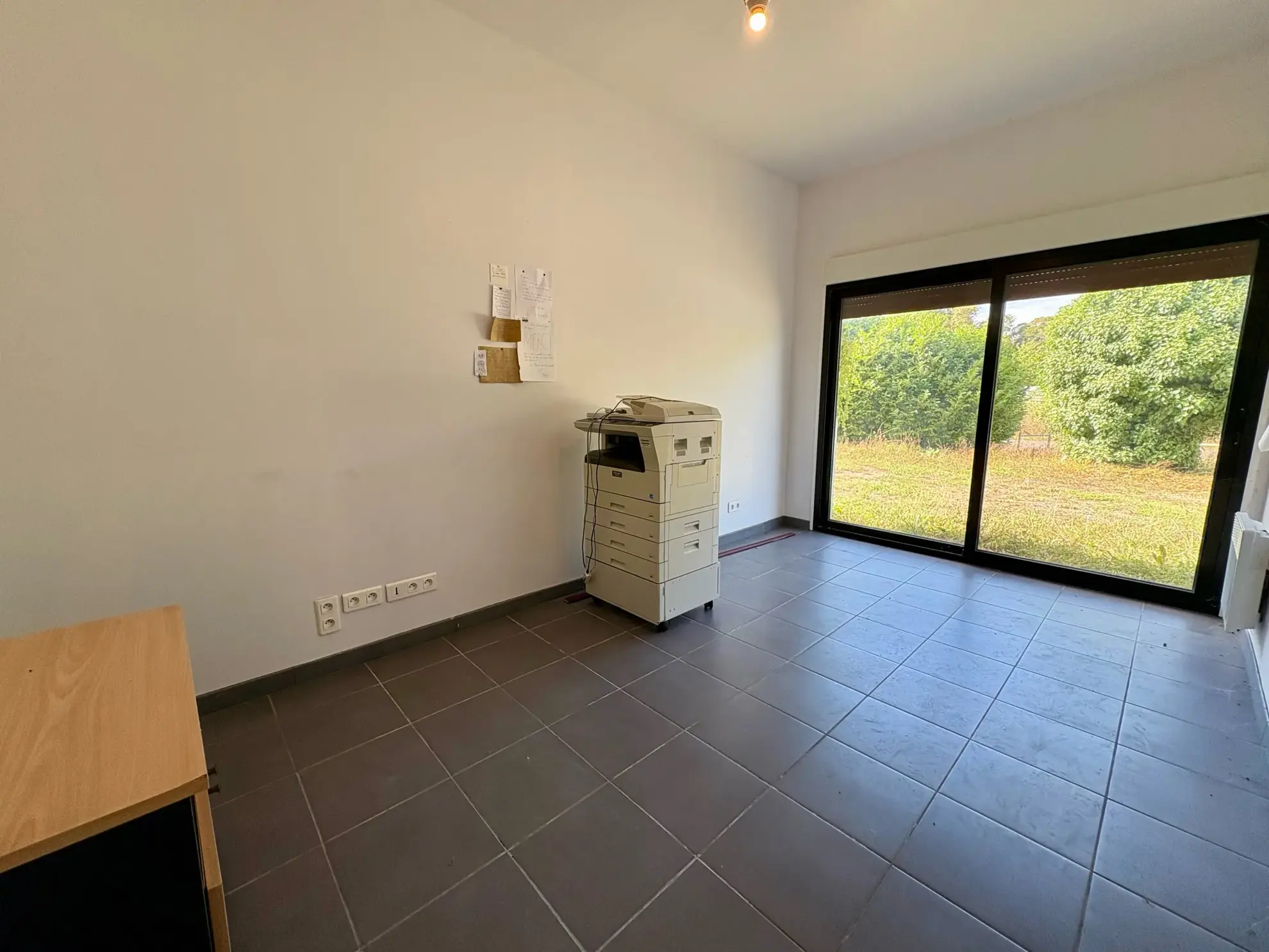 Grand hangar de 330 m² avec terrain à Terrasson Lavilledieu - Opportunité à saisir 