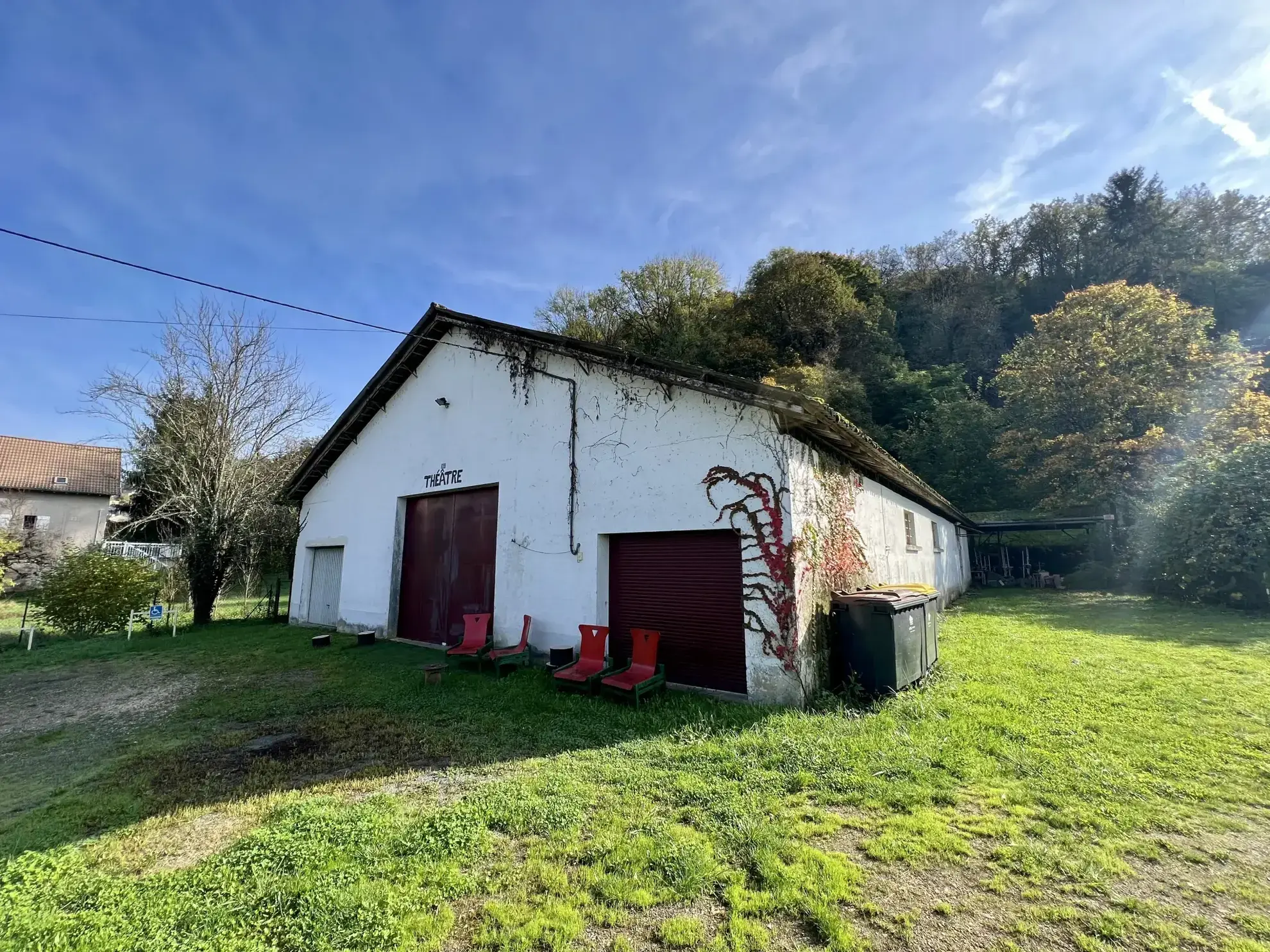 Grand hangar de 330 m² avec terrain à Terrasson Lavilledieu - Opportunité à saisir 