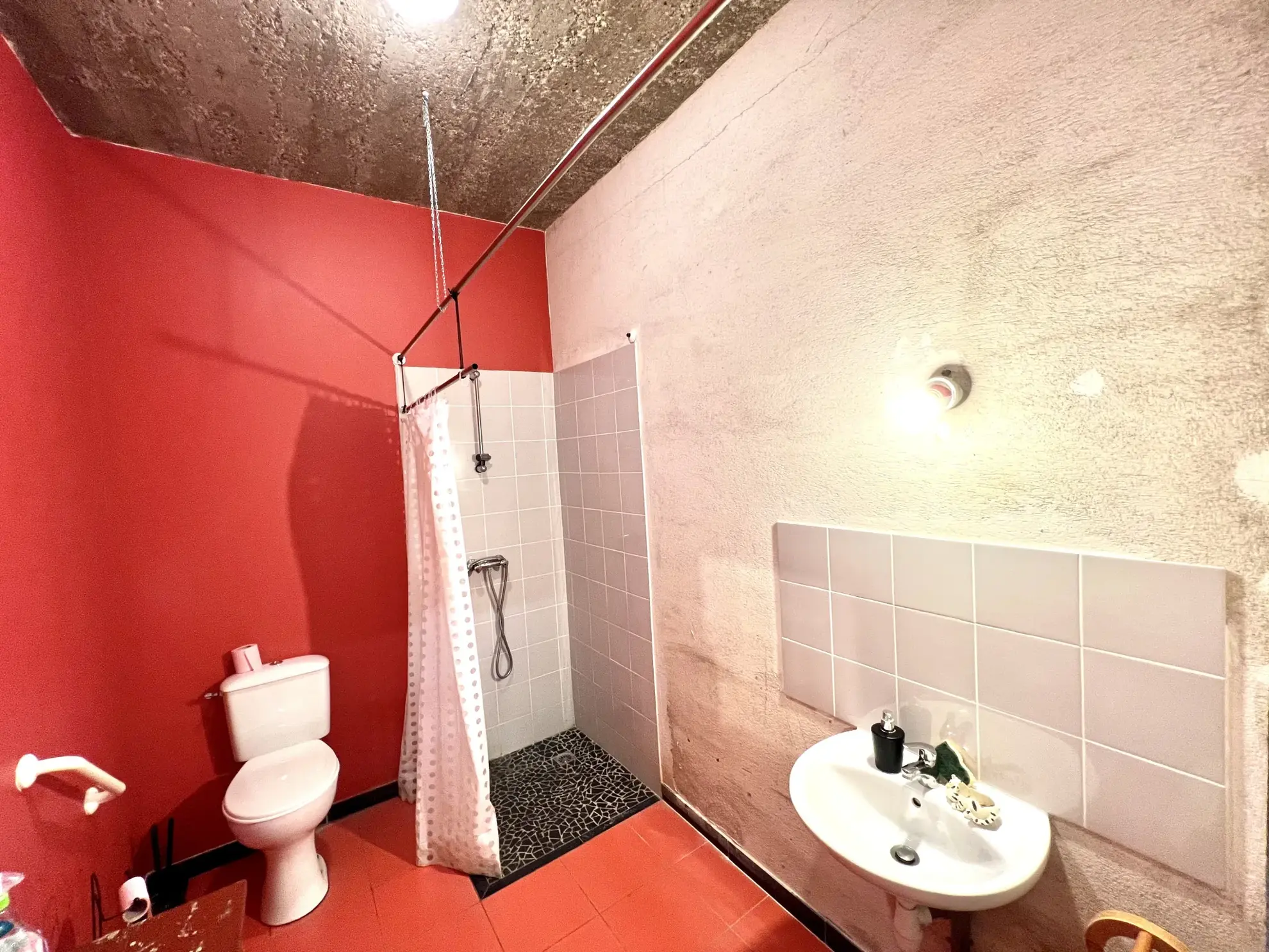 Grand hangar de 330 m² avec terrain à Terrasson Lavilledieu - Opportunité à saisir 