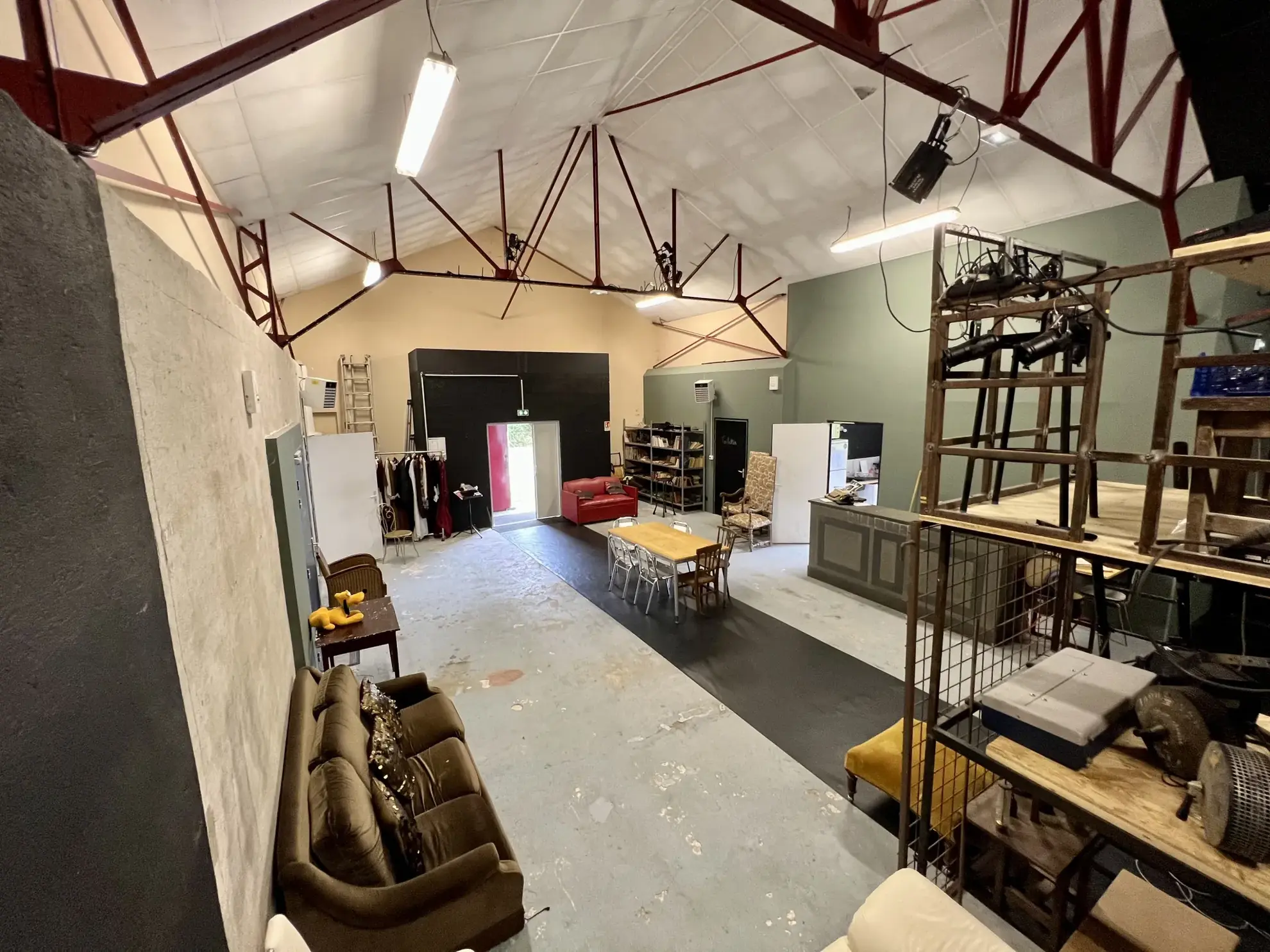 Grand hangar de 330 m² avec terrain à Terrasson Lavilledieu - Opportunité à saisir 