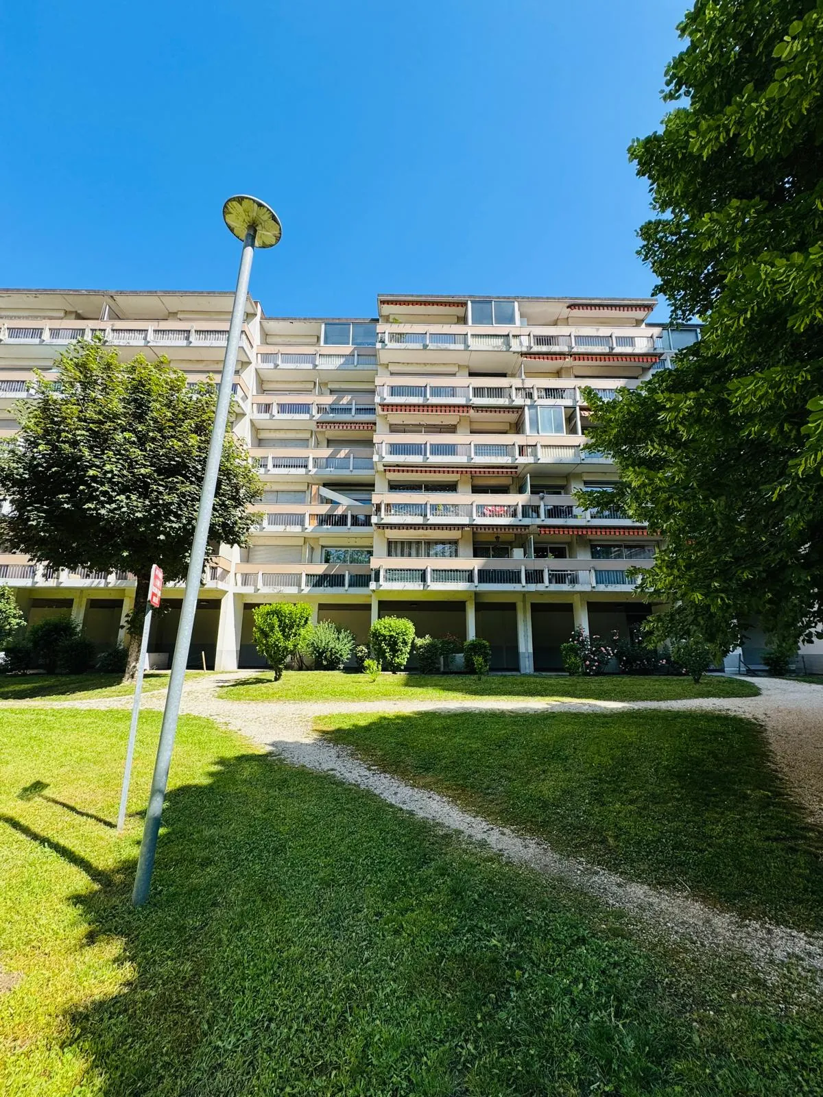 A vendre appartement T5 à Grenoble avec terrasse, parking et potentiel de rénovation 