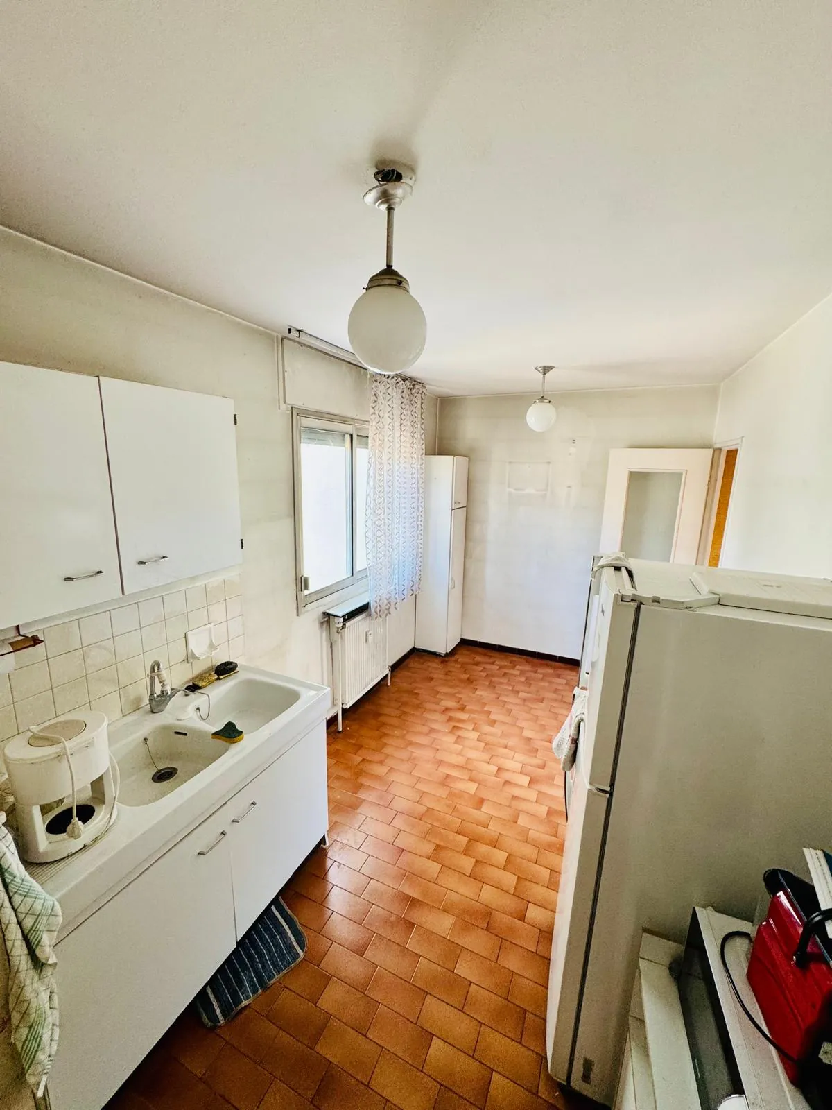 A vendre appartement T5 à Grenoble avec terrasse, parking et potentiel de rénovation 