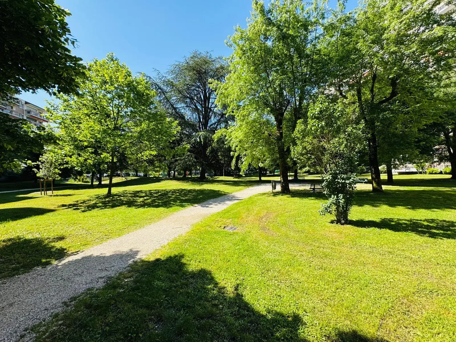 A vendre appartement T5 à Grenoble avec terrasse, parking et potentiel de rénovation 