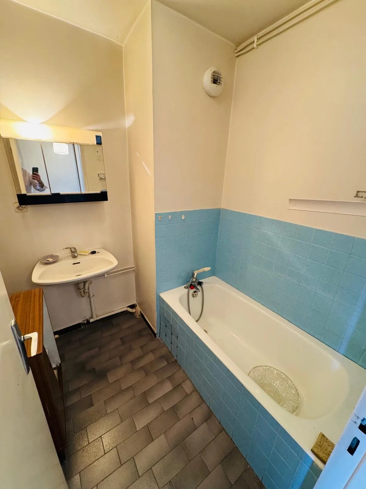 A vendre appartement T5 à Grenoble avec terrasse, parking et potentiel de rénovation 