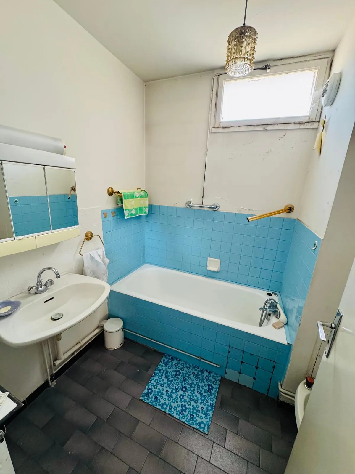 A vendre appartement T5 à Grenoble avec terrasse, parking et potentiel de rénovation 