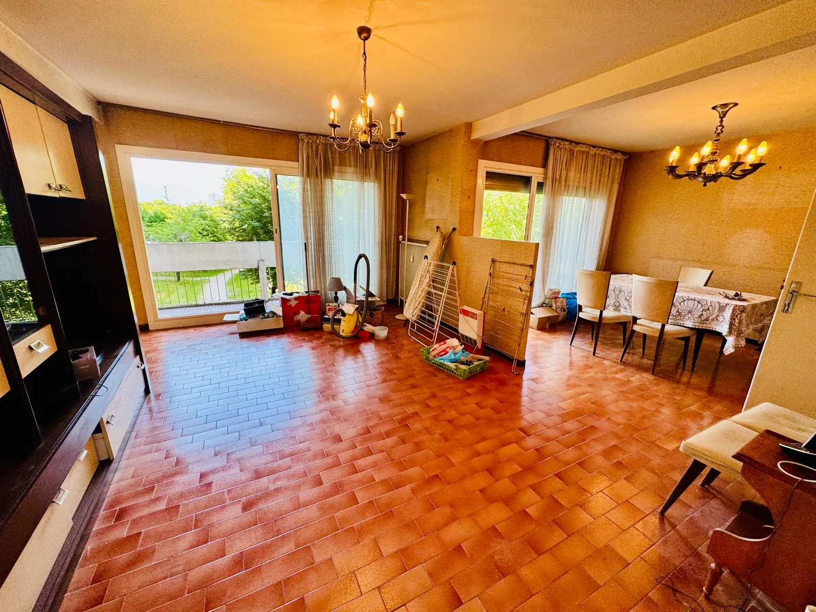 A vendre appartement T5 à Grenoble avec terrasse, parking et potentiel de rénovation 