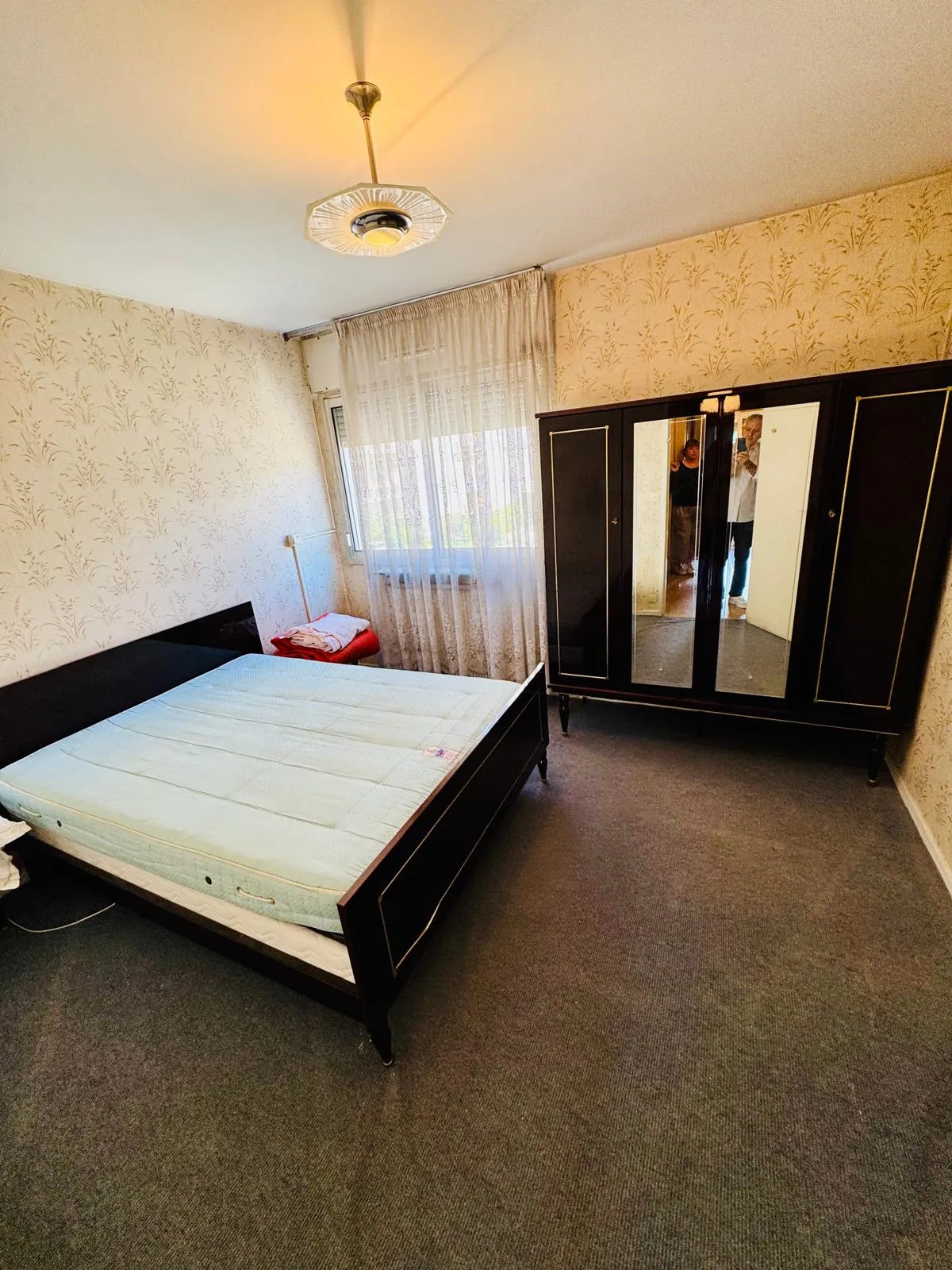 A vendre appartement T5 à Grenoble avec terrasse, parking et potentiel de rénovation 