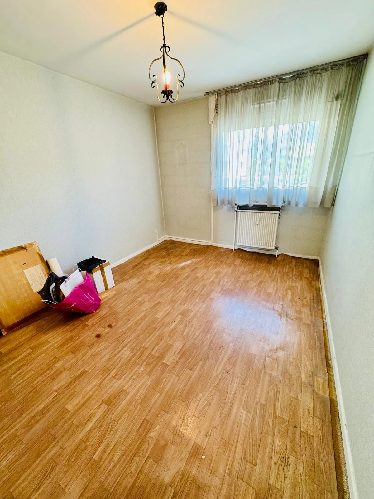 A vendre appartement T5 à Grenoble avec terrasse, parking et potentiel de rénovation 