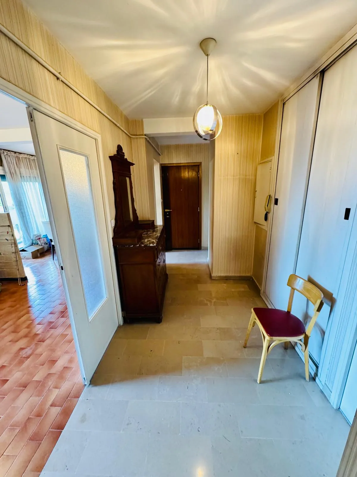 A vendre appartement T5 à Grenoble avec terrasse, parking et potentiel de rénovation 