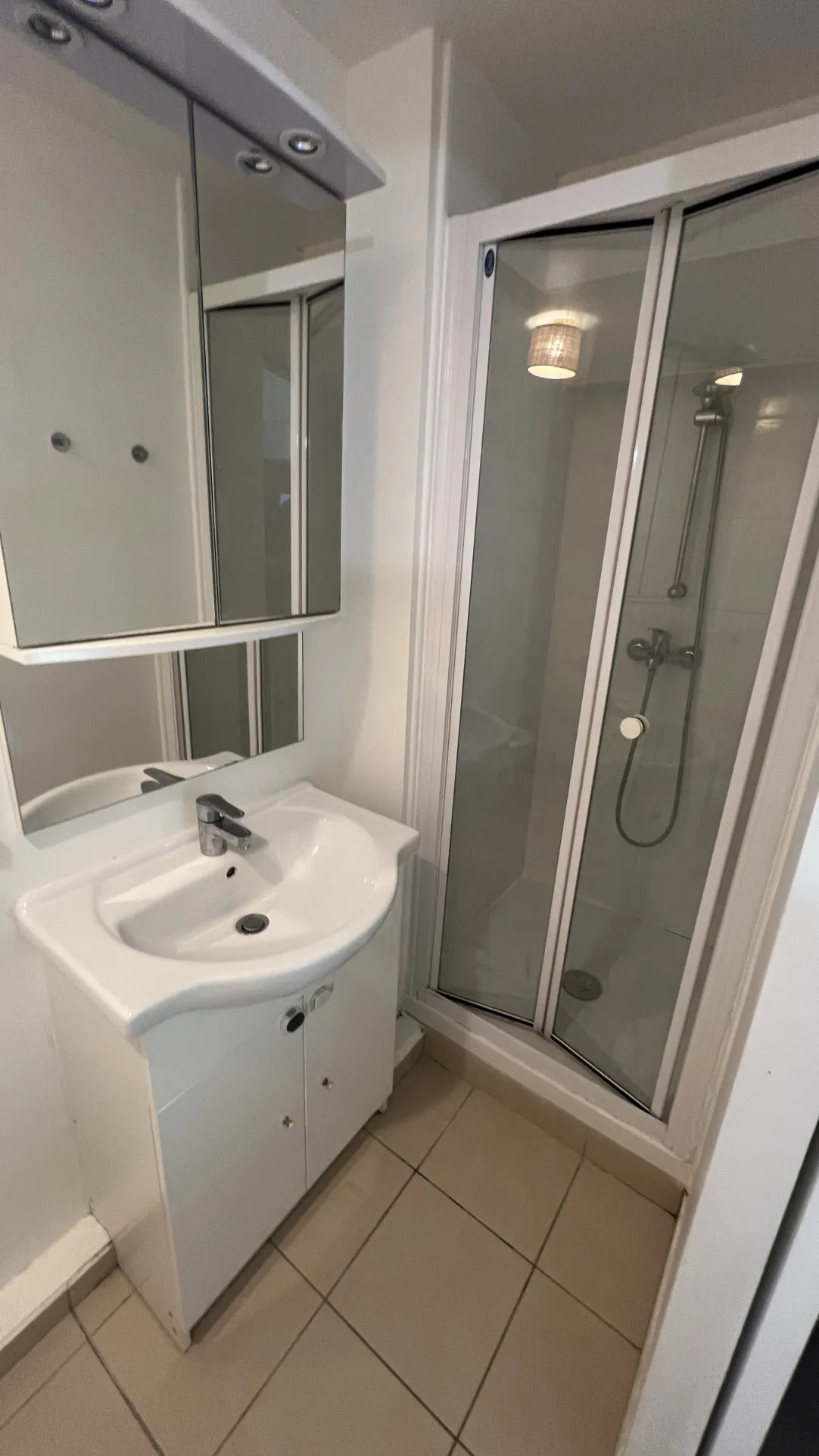 Charmant appartement F2 avec parking à Boutigny-sur-Essonne, dernier étage, environnement calme et proche toutes commodités 