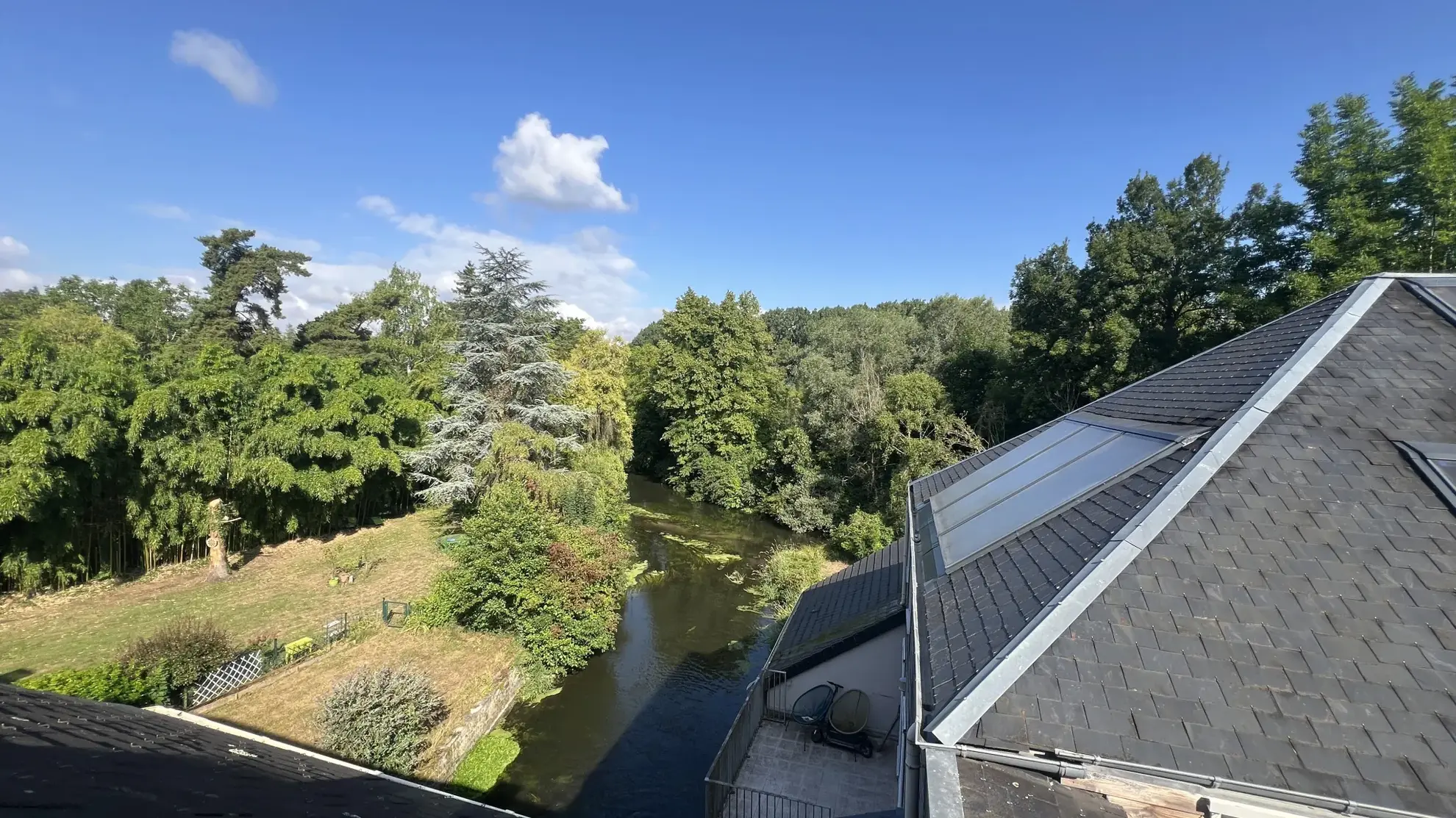 Charmant appartement F2 avec parking à Boutigny-sur-Essonne, dernier étage, environnement calme et proche toutes commodités 