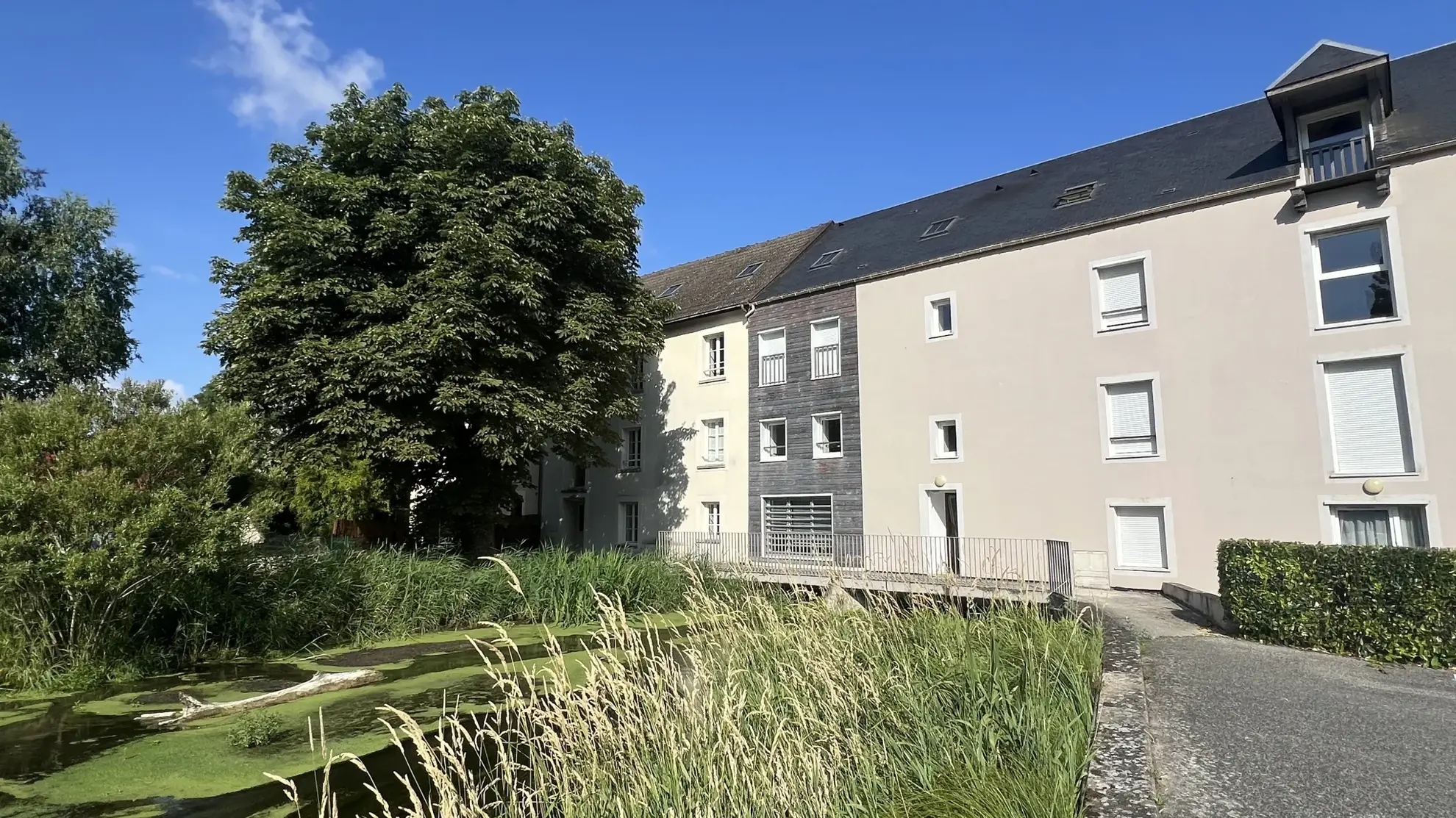 Charmant appartement F2 avec parking à Boutigny-sur-Essonne, dernier étage, environnement calme et proche toutes commodités 