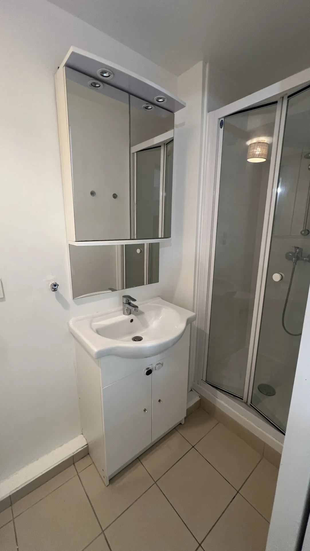 Charmant appartement F2 avec parking à Boutigny-sur-Essonne, dernier étage, environnement calme et proche toutes commodités 