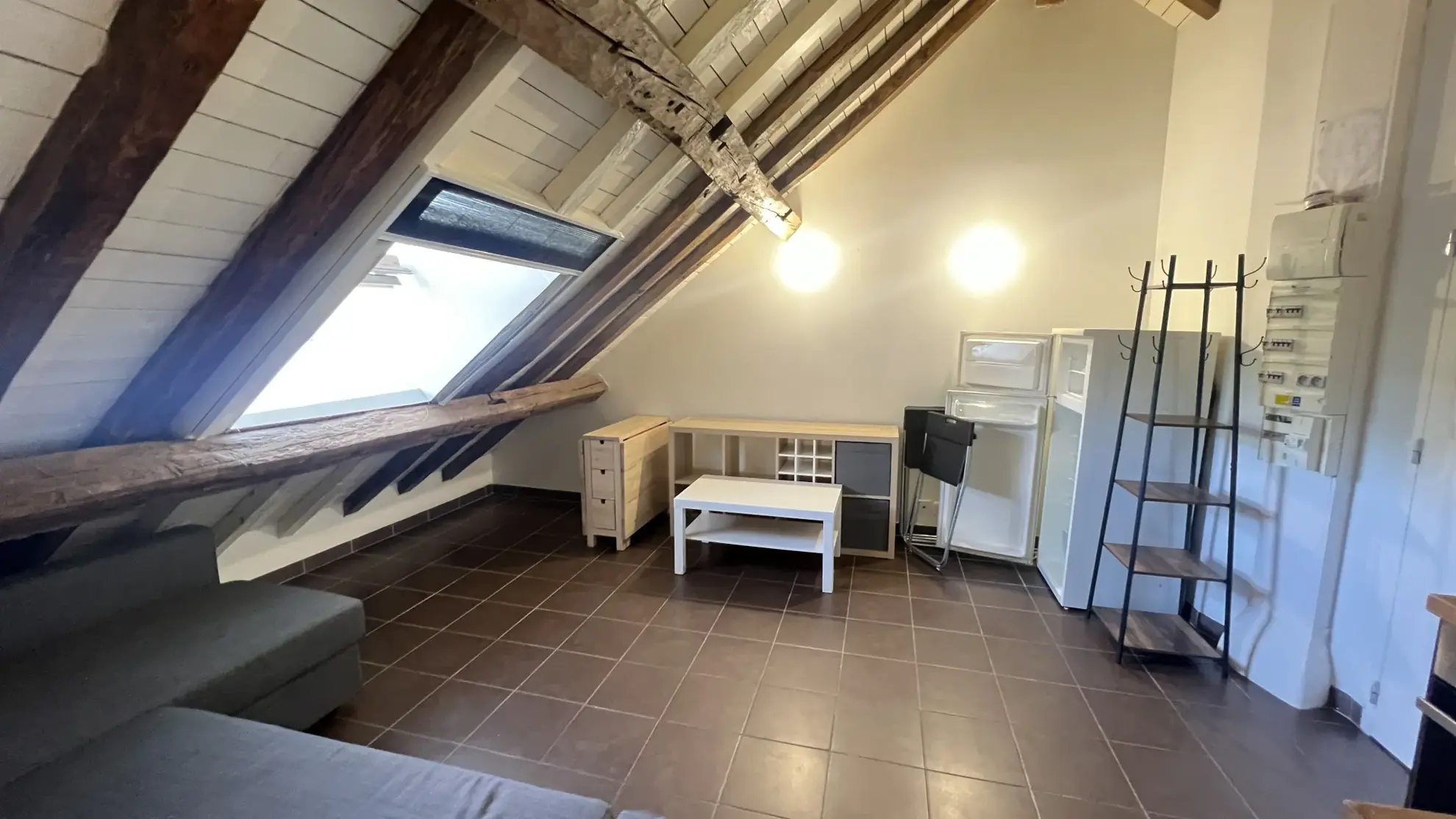 Charmant appartement F2 avec parking à Boutigny-sur-Essonne, dernier étage, environnement calme et proche toutes commodités 
